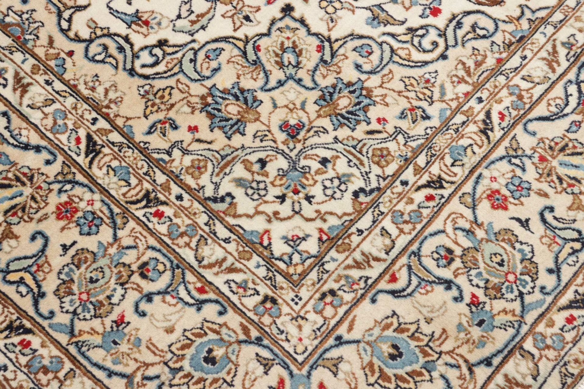 Hand-Knotted Wool Kashan Persian Rug, 196 × 300 cm