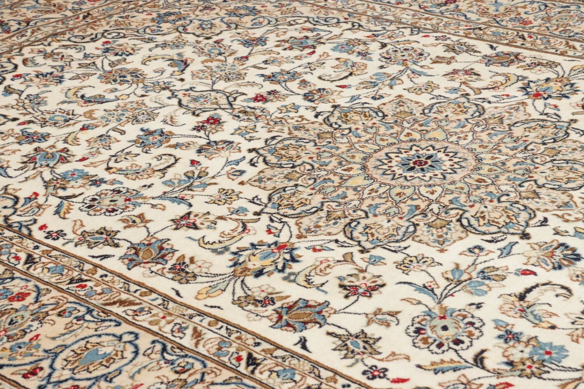 Hand-Knotted Wool Kashan Persian Rug, 196 × 300 cm
