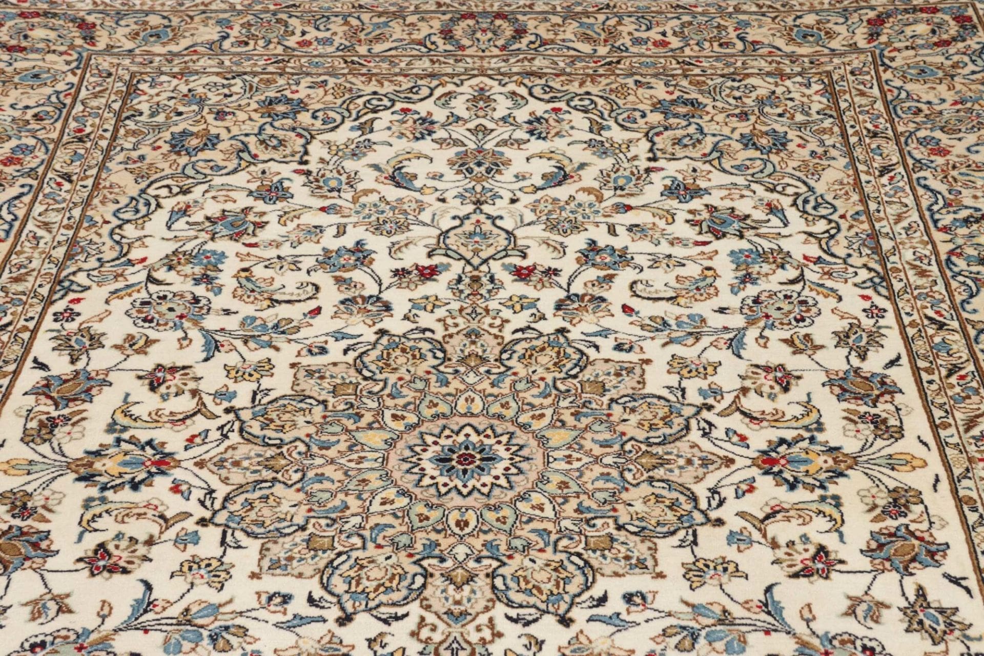 Hand-Knotted Wool Kashan Persian Rug, 196 × 300 cm