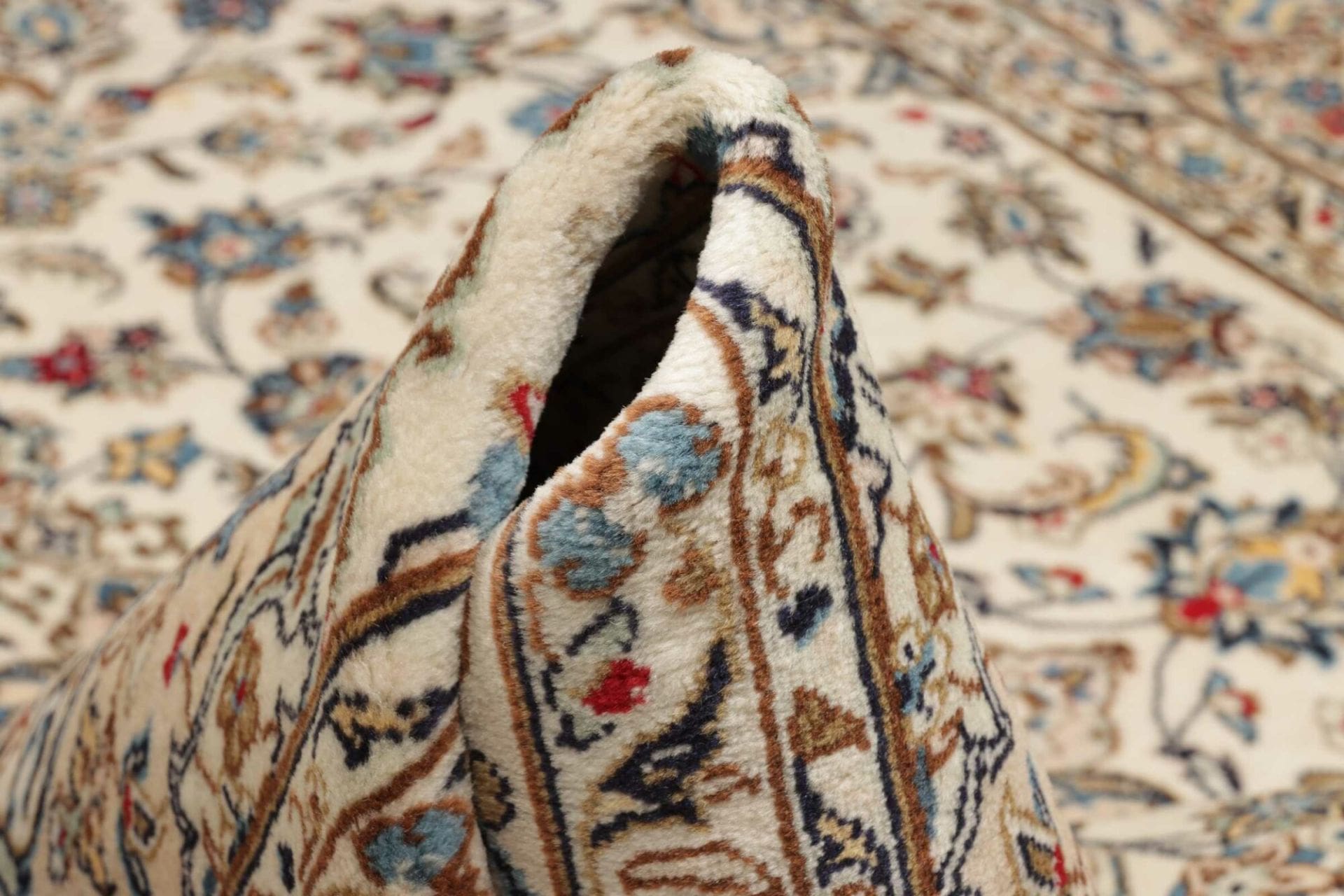 Hand-Knotted Wool Kashan Persian Rug, 196 × 300 cm