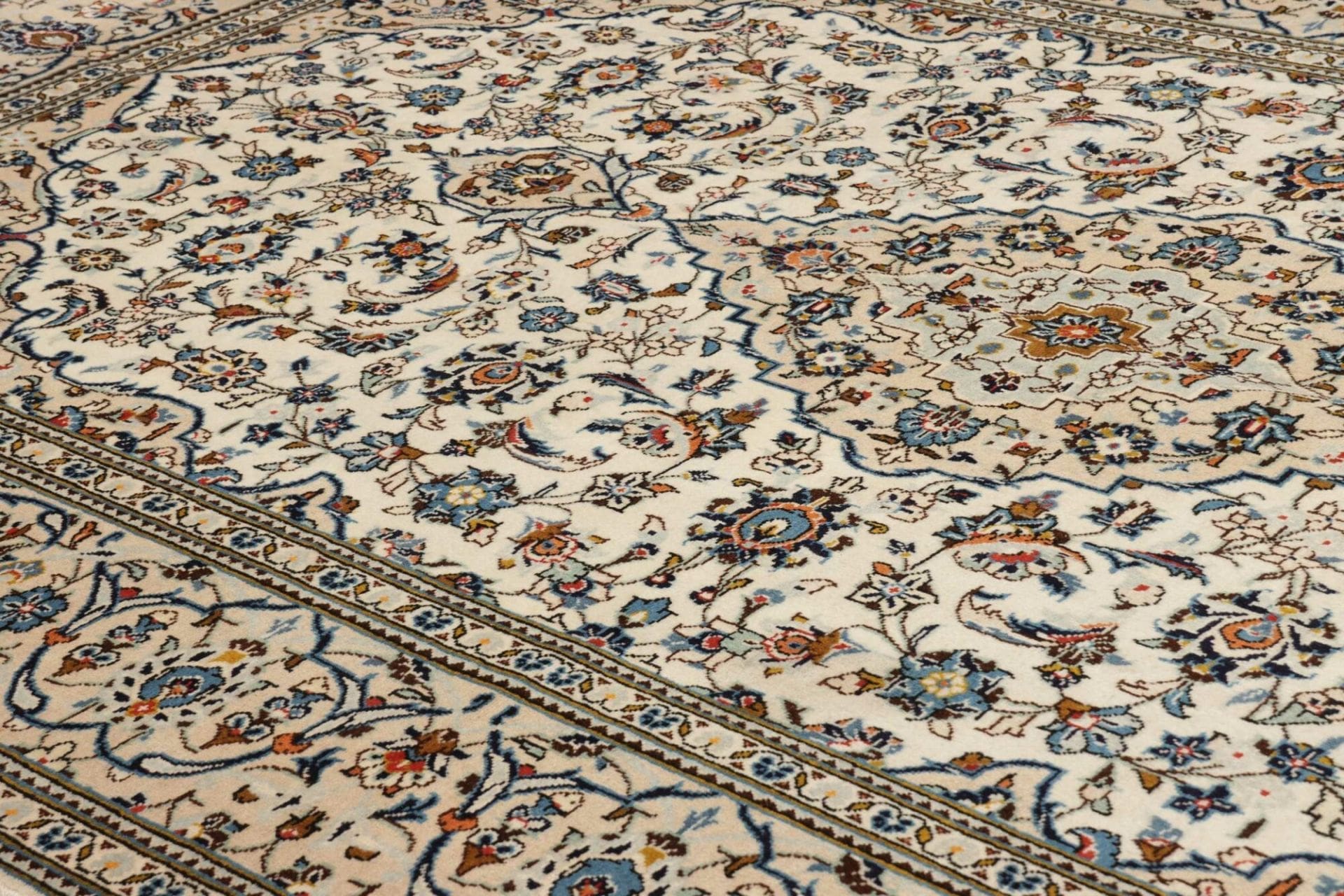 Kashan Persian Rug 196 × 306 cm, Wool, hand-knotted