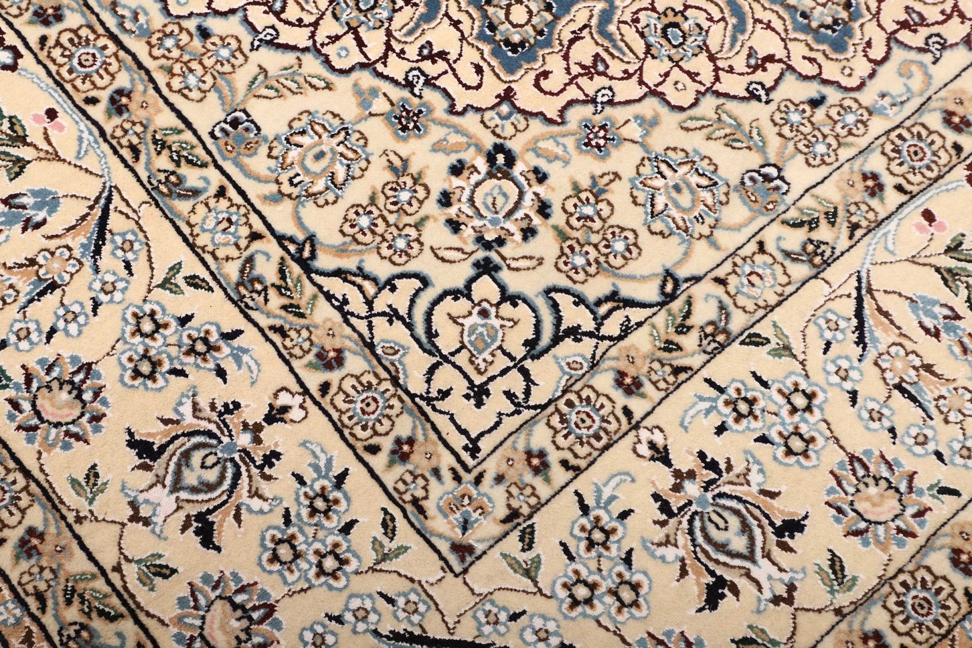 Nain Persian Rug — hand-knotted, 210 × 309 cm, Wool