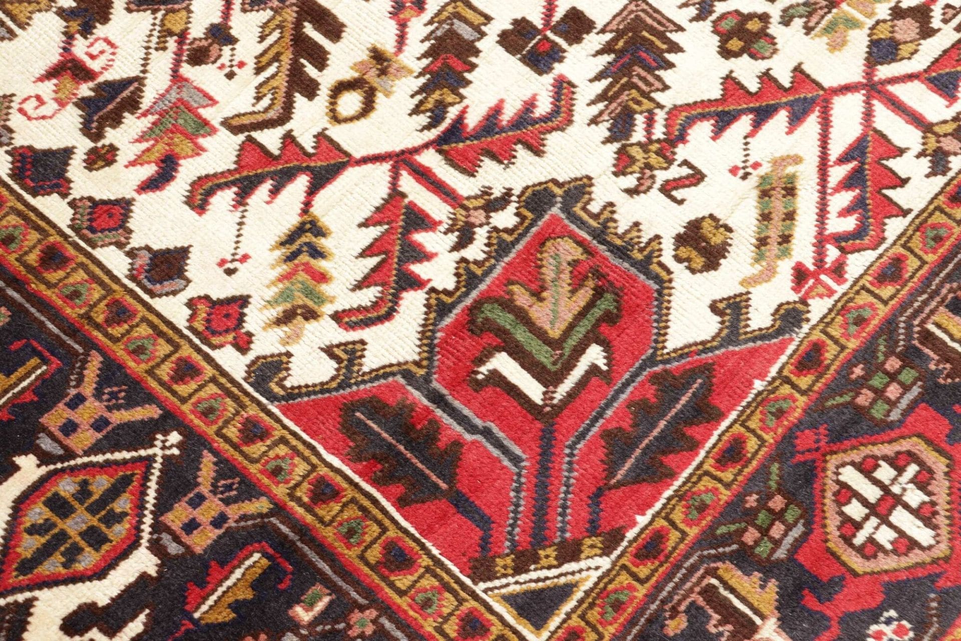 Heriz Persian Rug 198 × 280 cm, Wool, hand-knotted