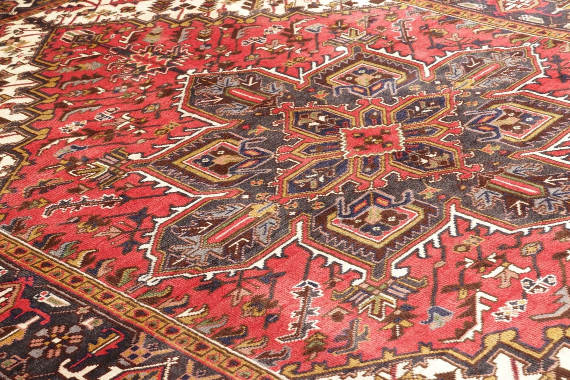 Heriz Persian Rug 198 × 280 cm, Wool, hand-knotted