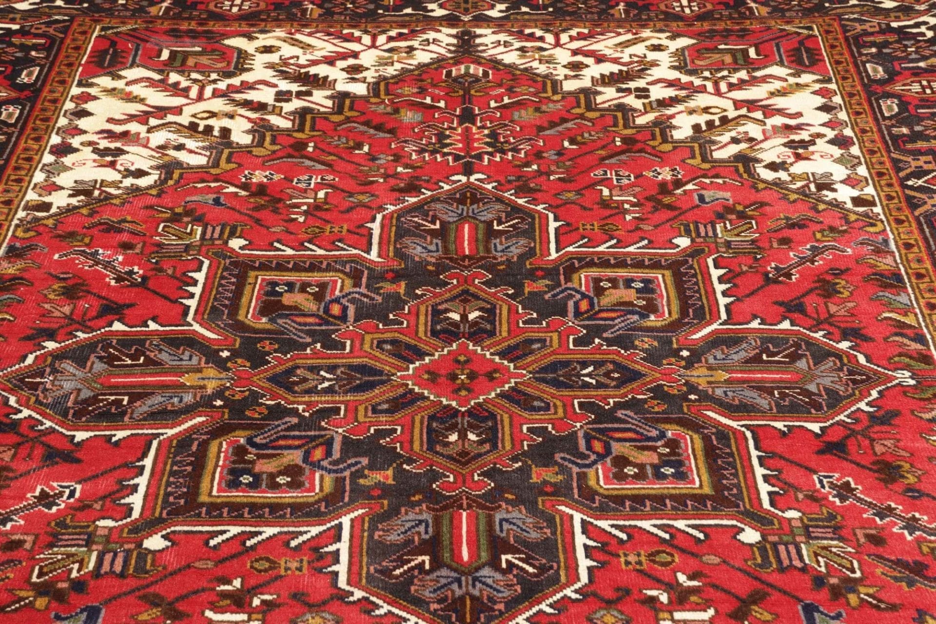 Heriz Persian Rug 198 × 280 cm, Wool, hand-knotted