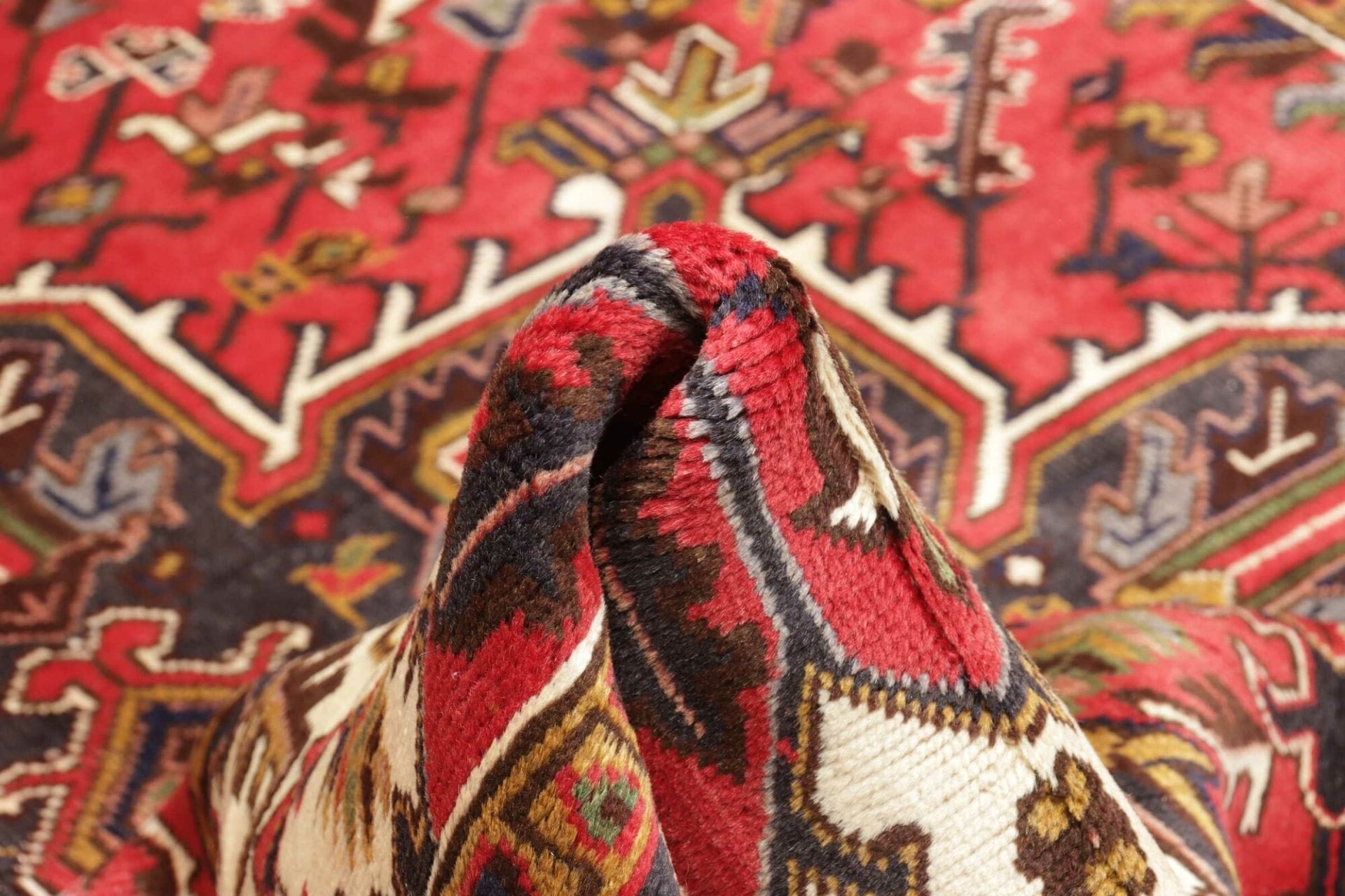 Heriz Persian Rug 198 × 280 cm, Wool, hand-knotted