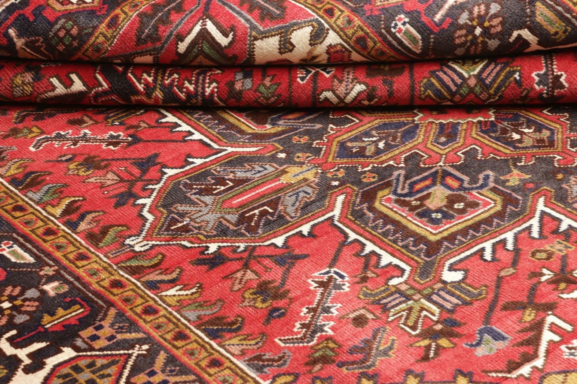 Heriz Persian Rug 198 × 280 cm, Wool, hand-knotted