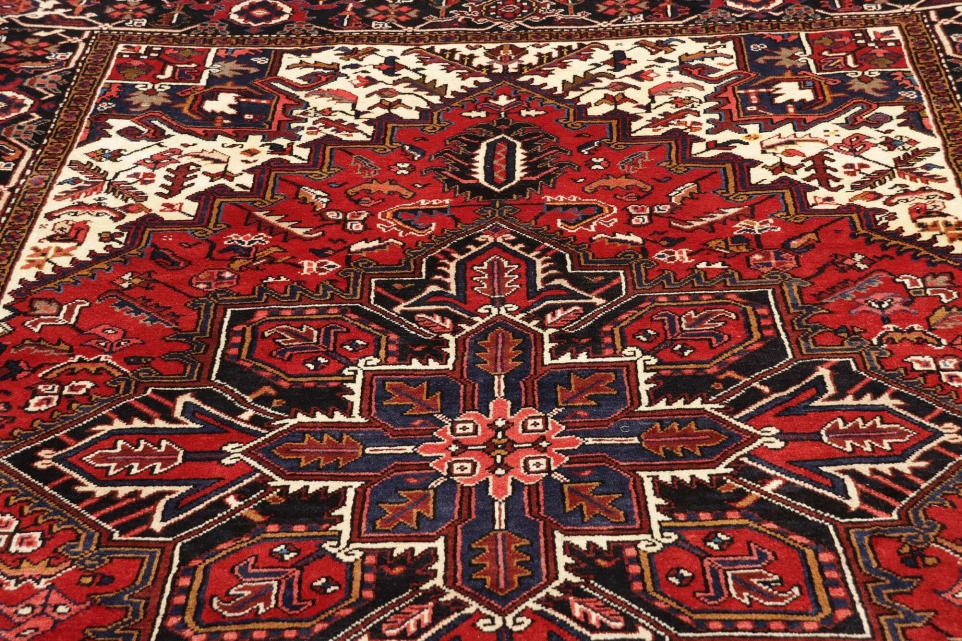 Hand-Knotted Wool Heriz Persian Rug, 210 × 290 cm