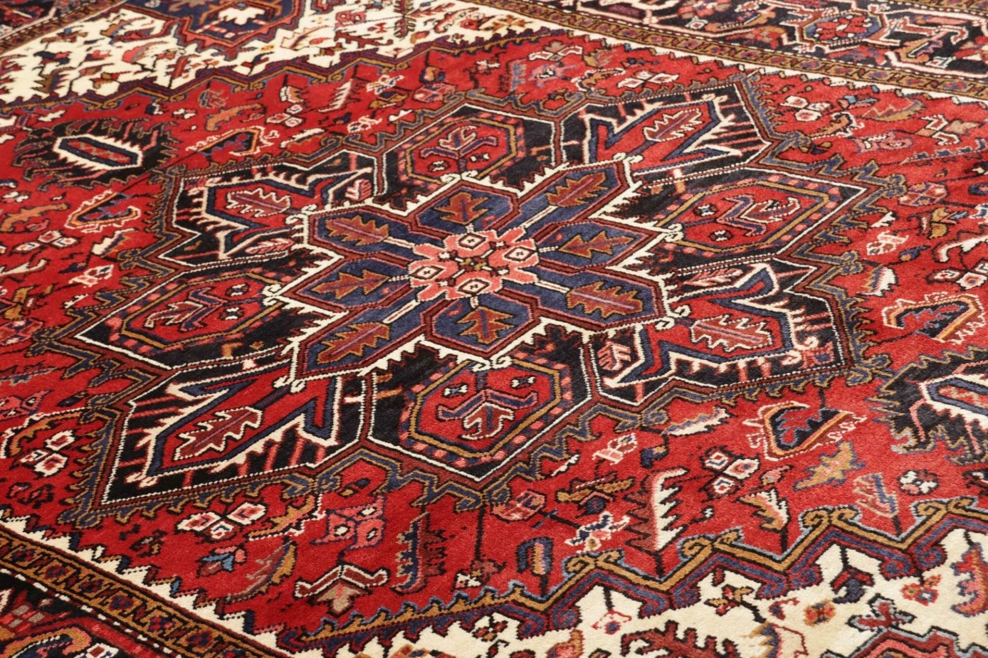 Hand-Knotted Wool Heriz Persian Rug, 210 × 290 cm