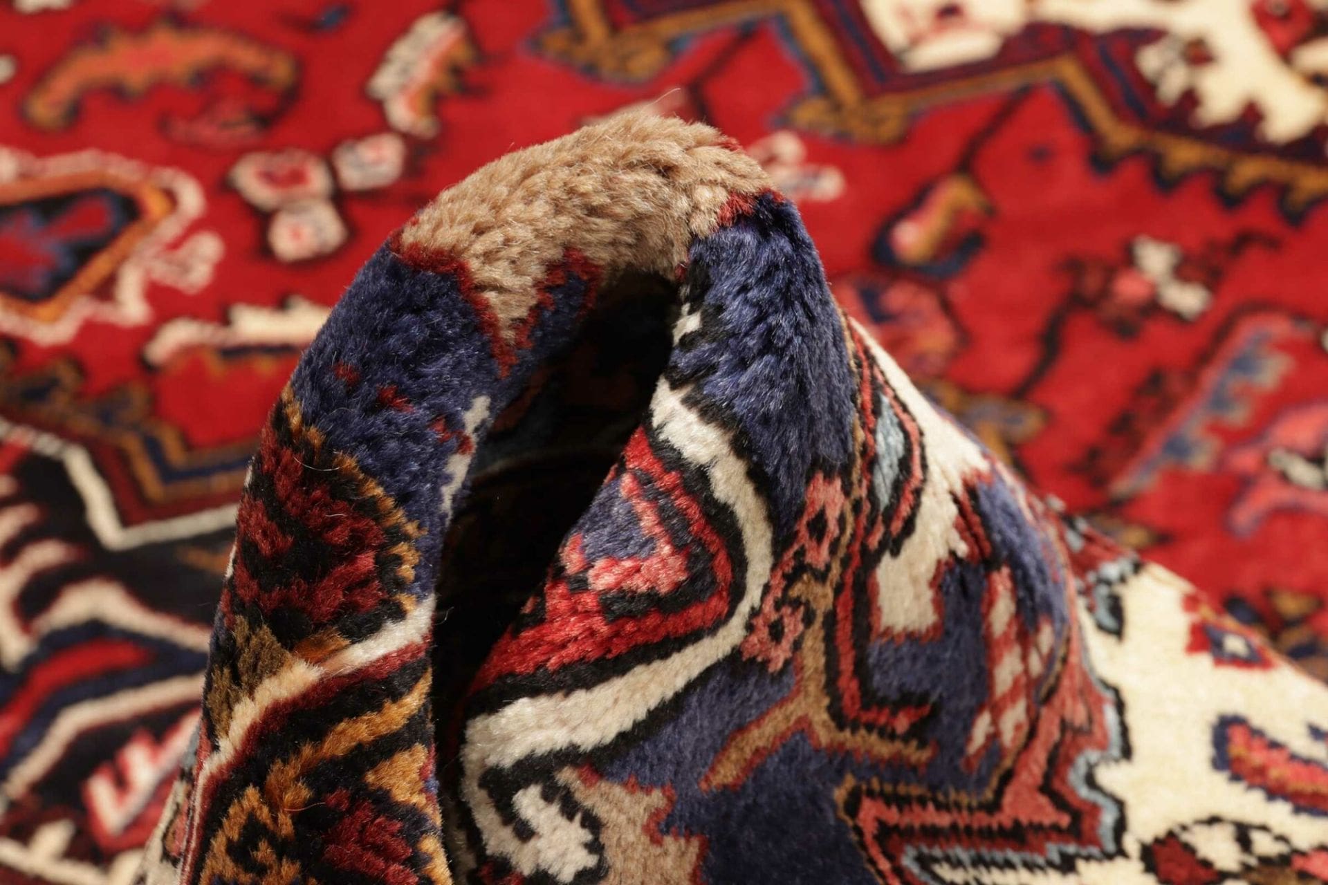 Hand-Knotted Wool Heriz Persian Rug, 210 × 290 cm