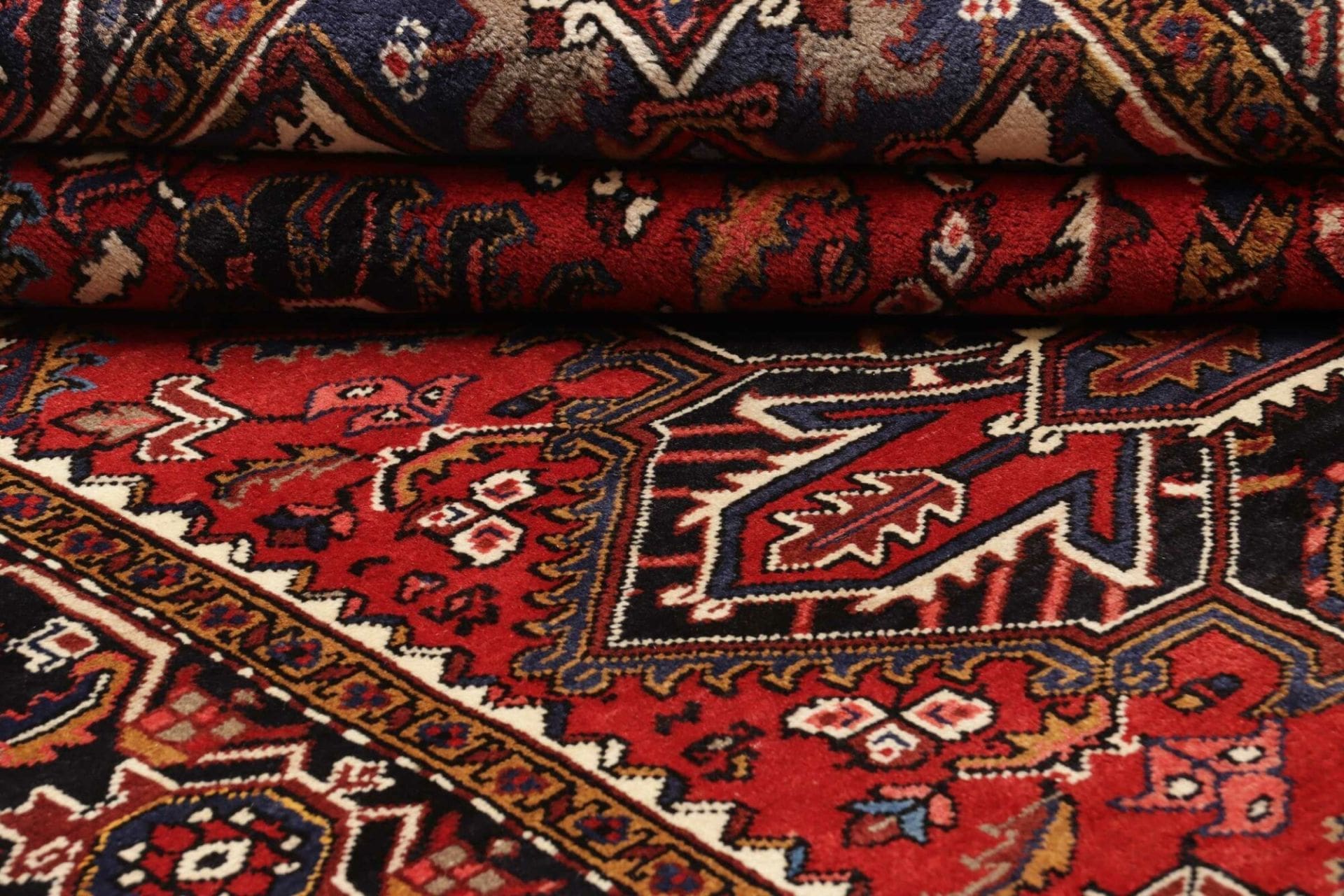 Hand-Knotted Wool Heriz Persian Rug, 210 × 290 cm