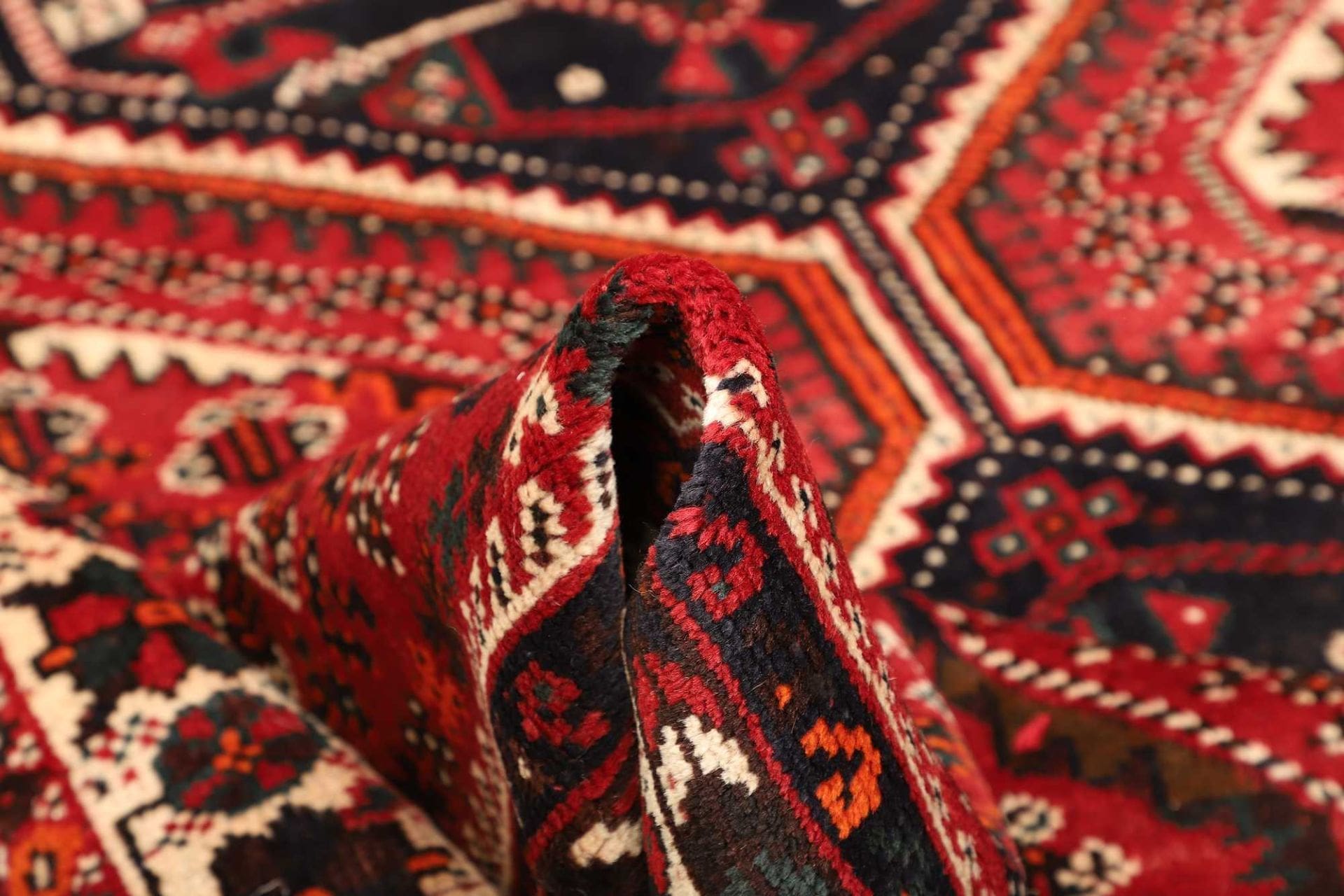 Hand-Knotted Wool Shiraz Persian Rug, 208 × 293 cm