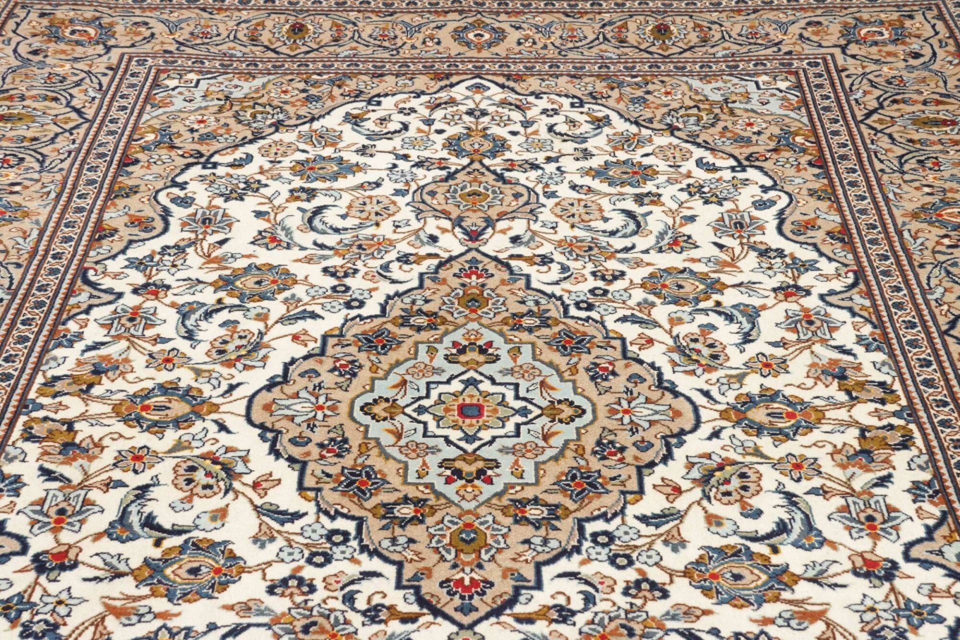 Hand-Knotted Wool Kashan Persian Rug, 203 × 300 cm