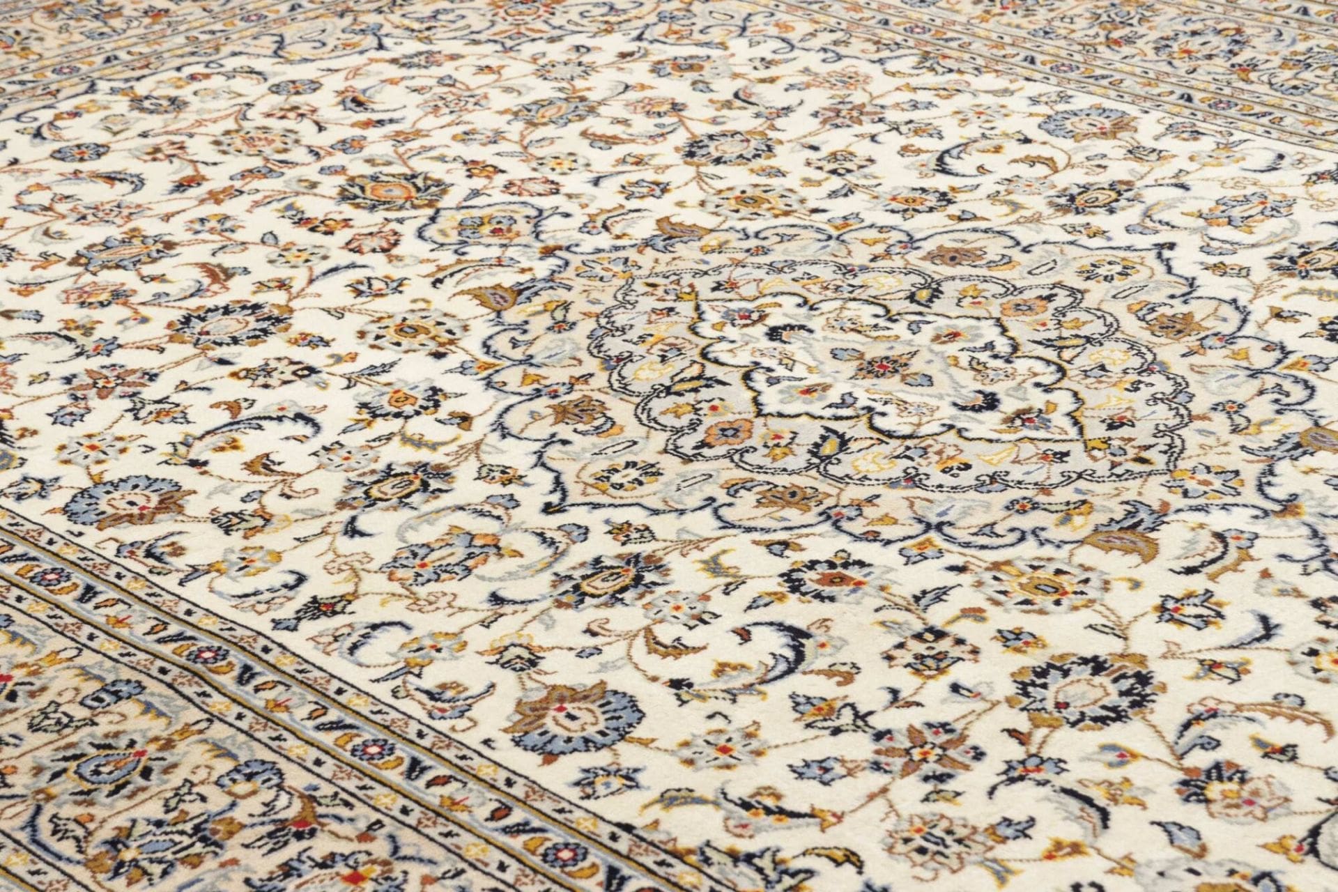 Hand-Knotted Wool Kashan Persian Rug, 203 × 303 cm