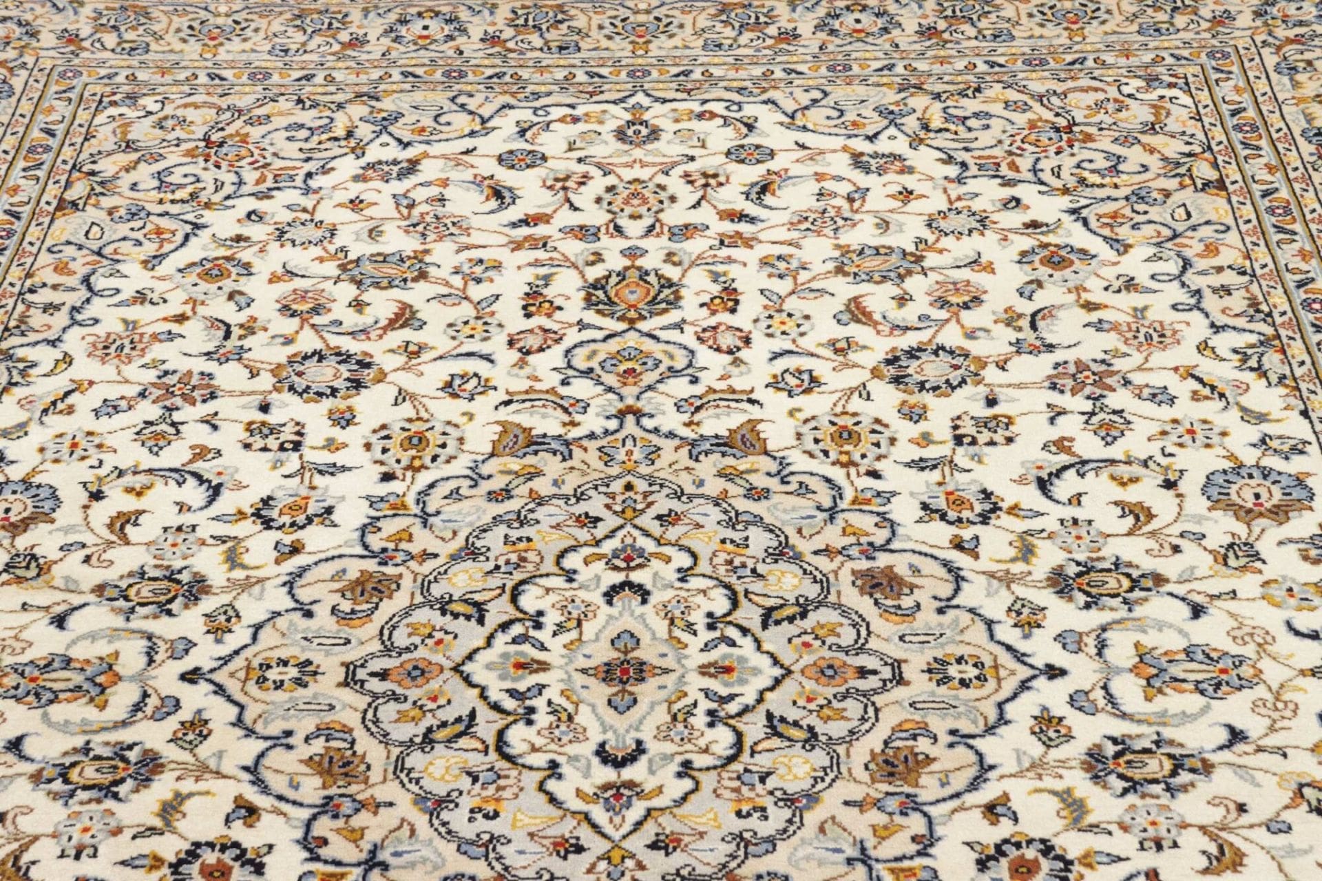 Hand-Knotted Wool Kashan Persian Rug, 203 × 303 cm