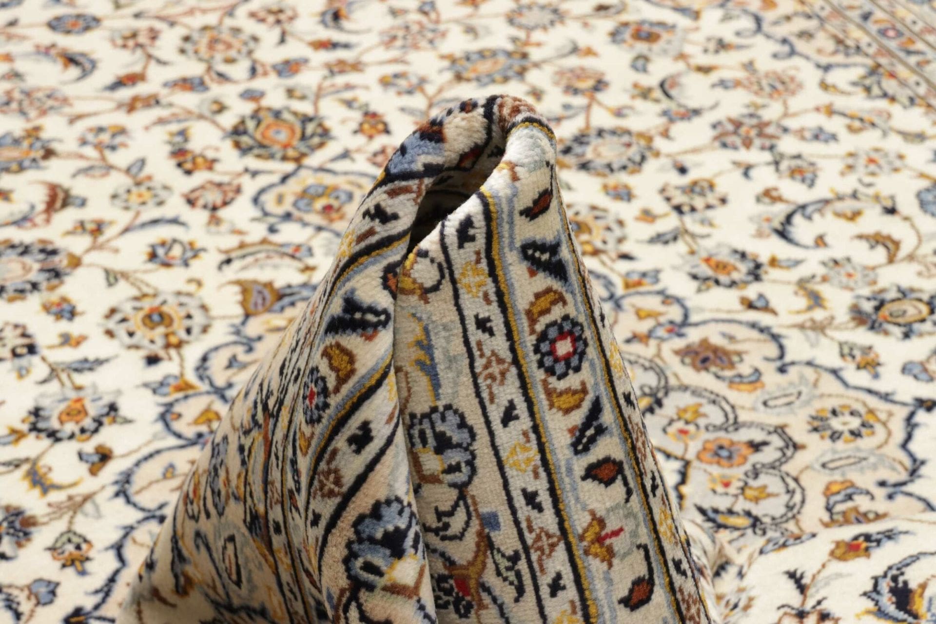 Hand-Knotted Wool Kashan Persian Rug, 203 × 303 cm
