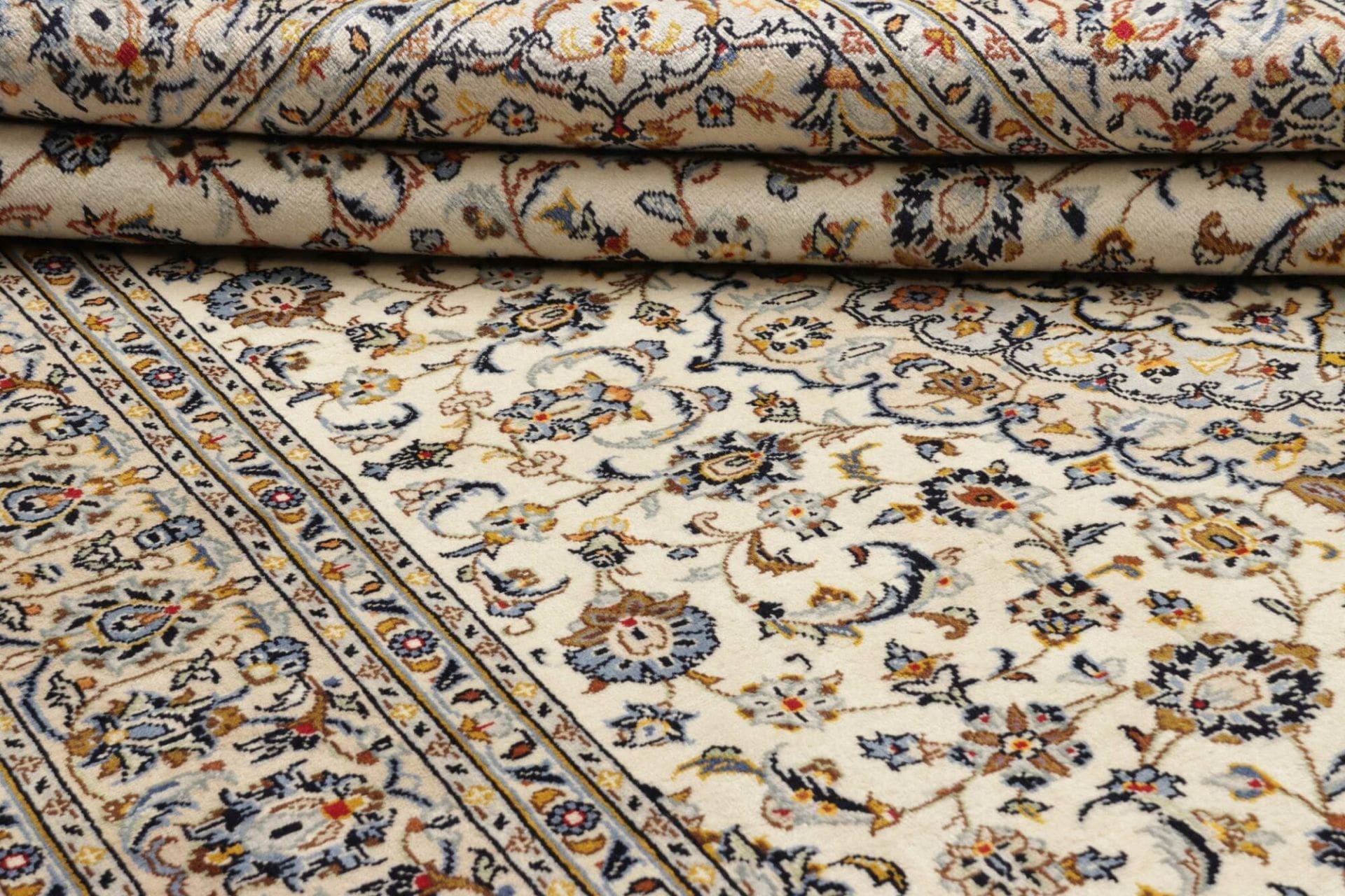 Hand-Knotted Wool Kashan Persian Rug, 203 × 303 cm