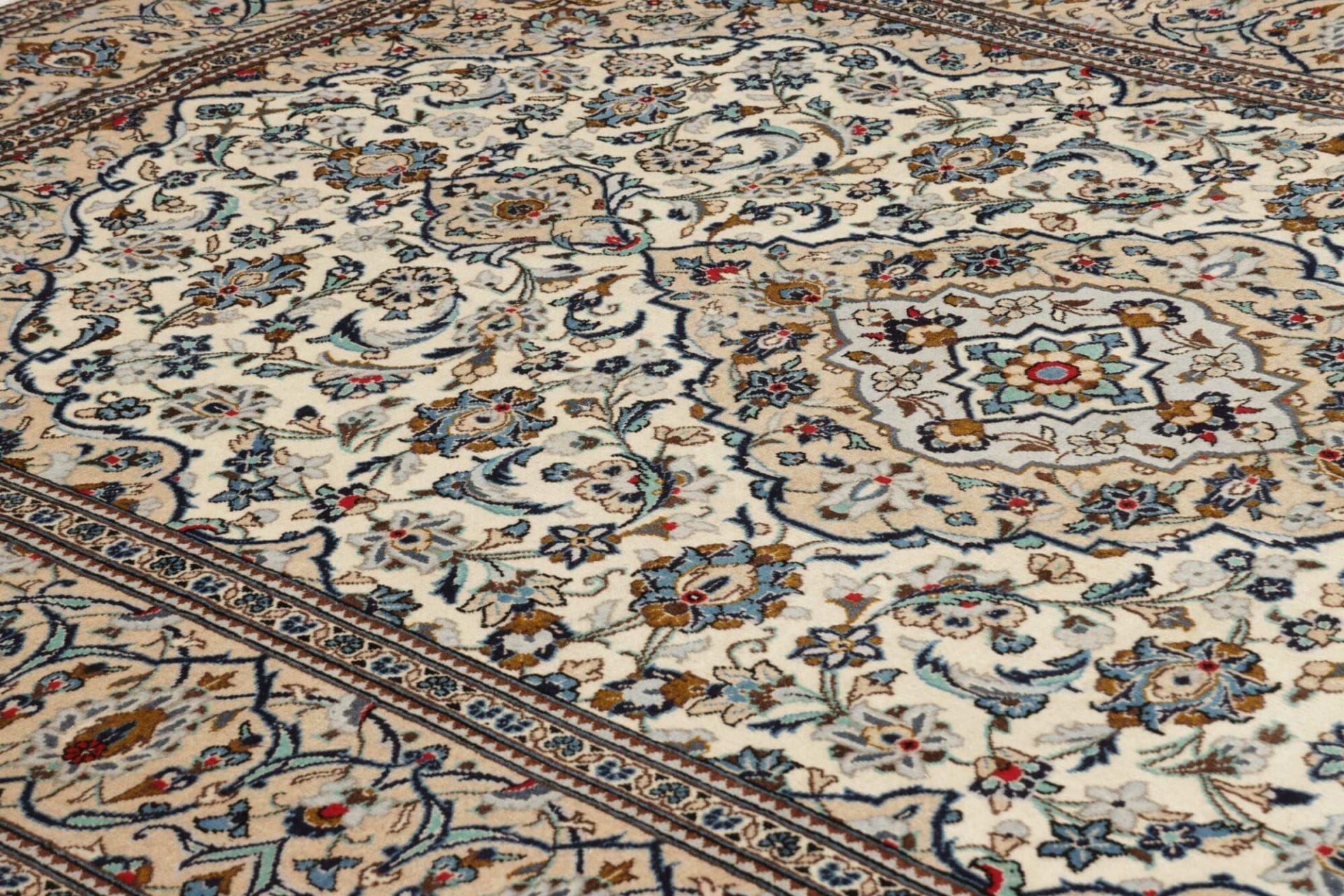 Hand-Knotted Wool Kashan Persian Rug, 198 × 294 cm