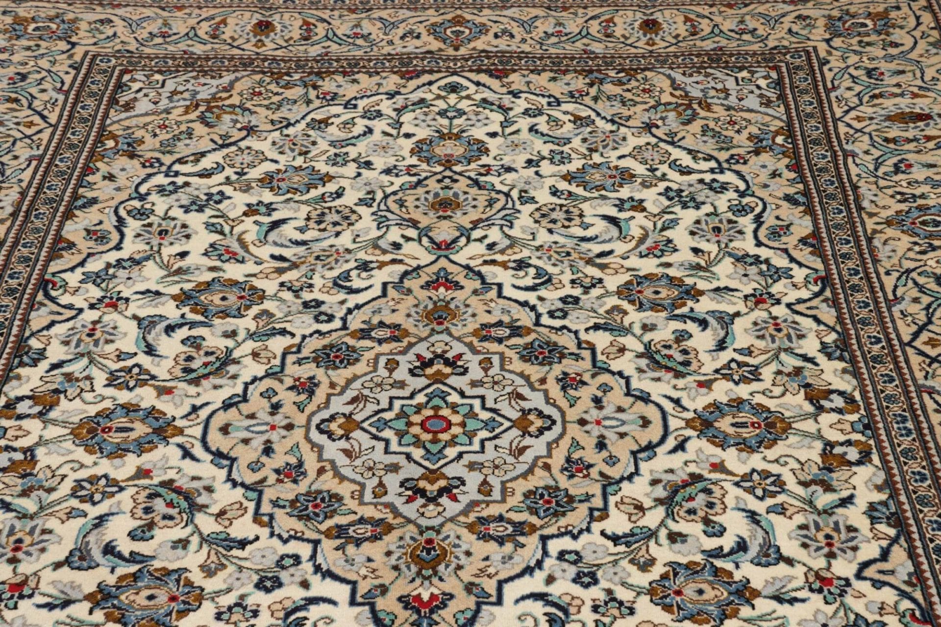 Hand-Knotted Wool Kashan Persian Rug, 198 × 294 cm