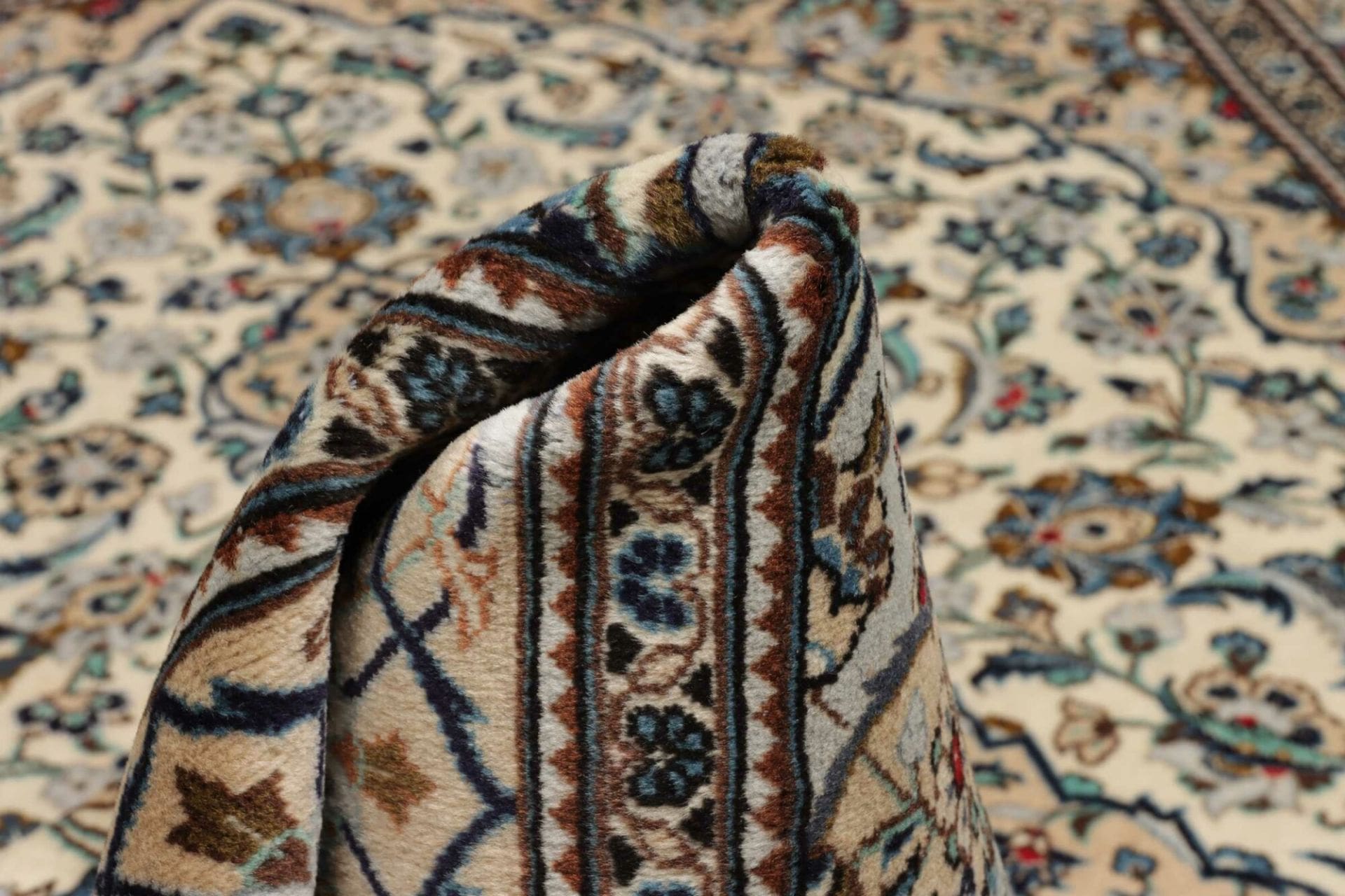 Hand-Knotted Wool Kashan Persian Rug, 198 × 294 cm