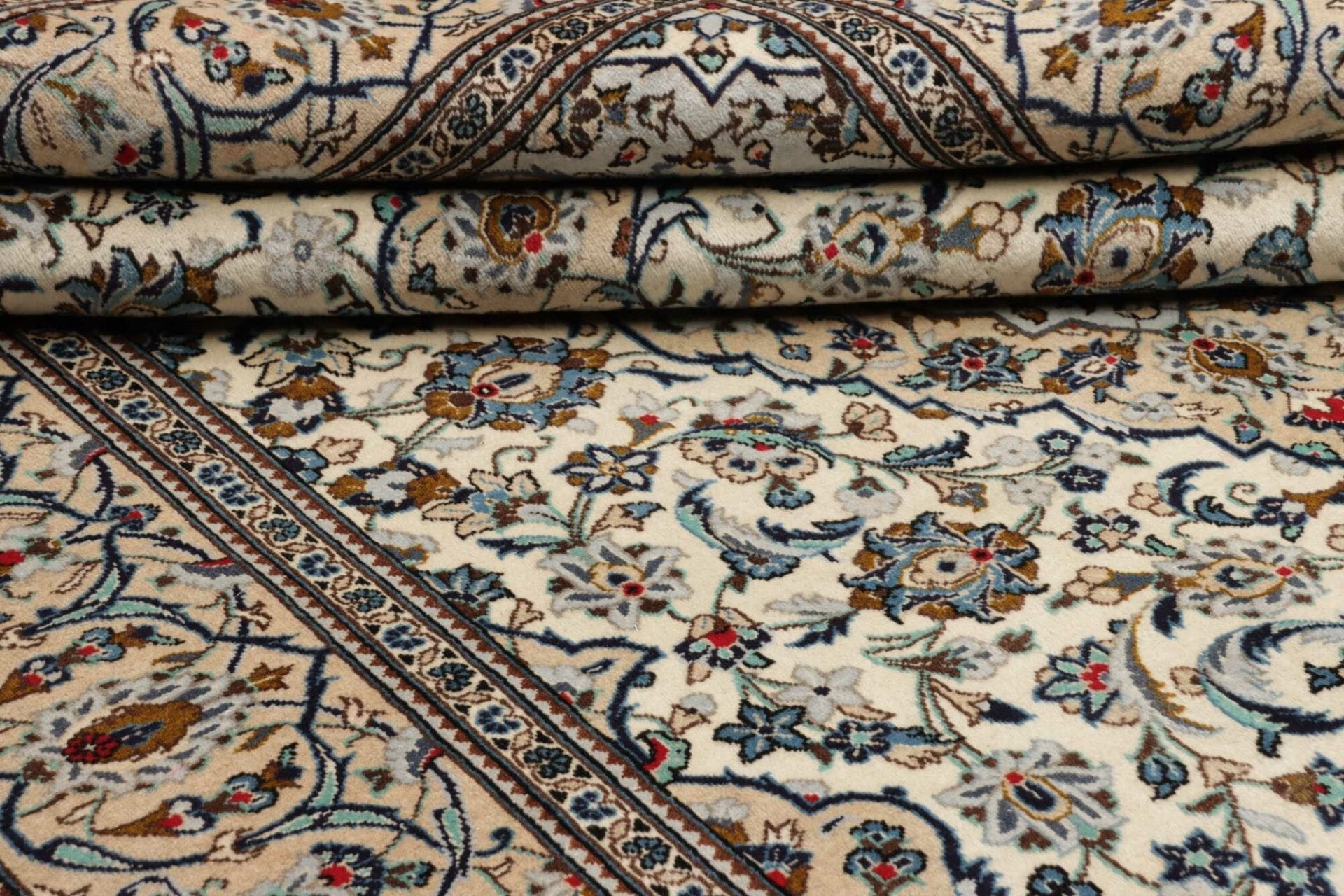 Hand-Knotted Wool Kashan Persian Rug, 198 × 294 cm