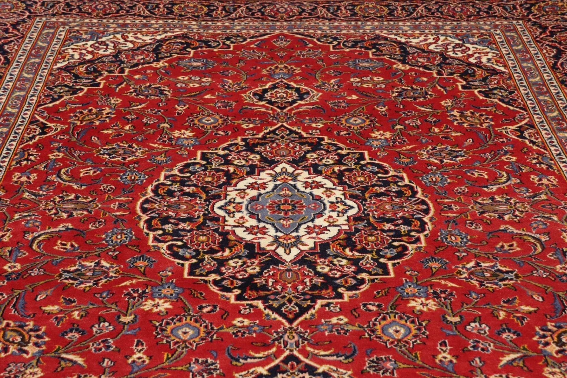 Hand-Knotted Wool Kashan Persian Rug, 203 × 304 cm