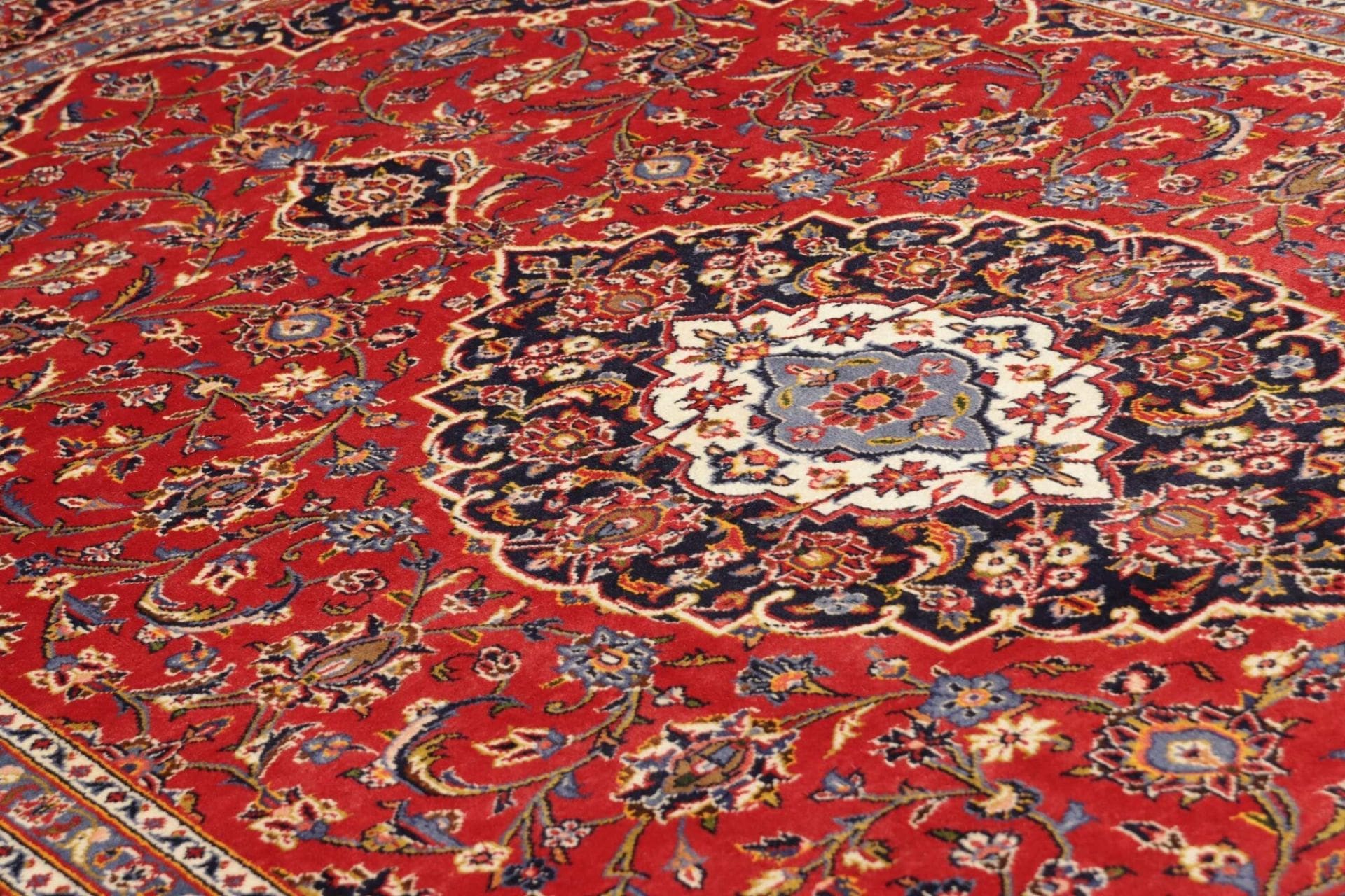 Hand-Knotted Wool Kashan Persian Rug, 203 × 304 cm