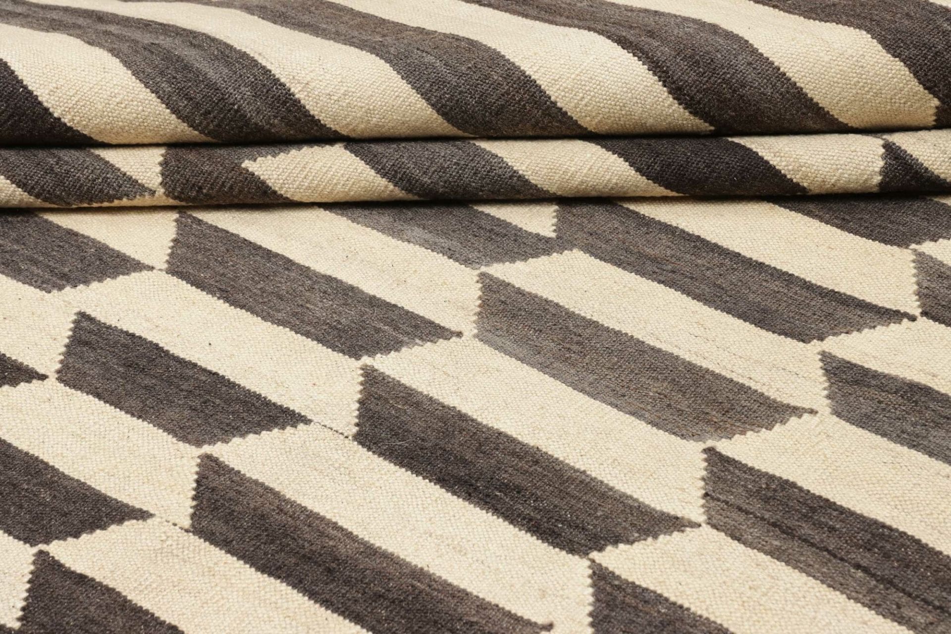 Hand-Woven Wool Kilim Persian Rug, 216 × 305 cm