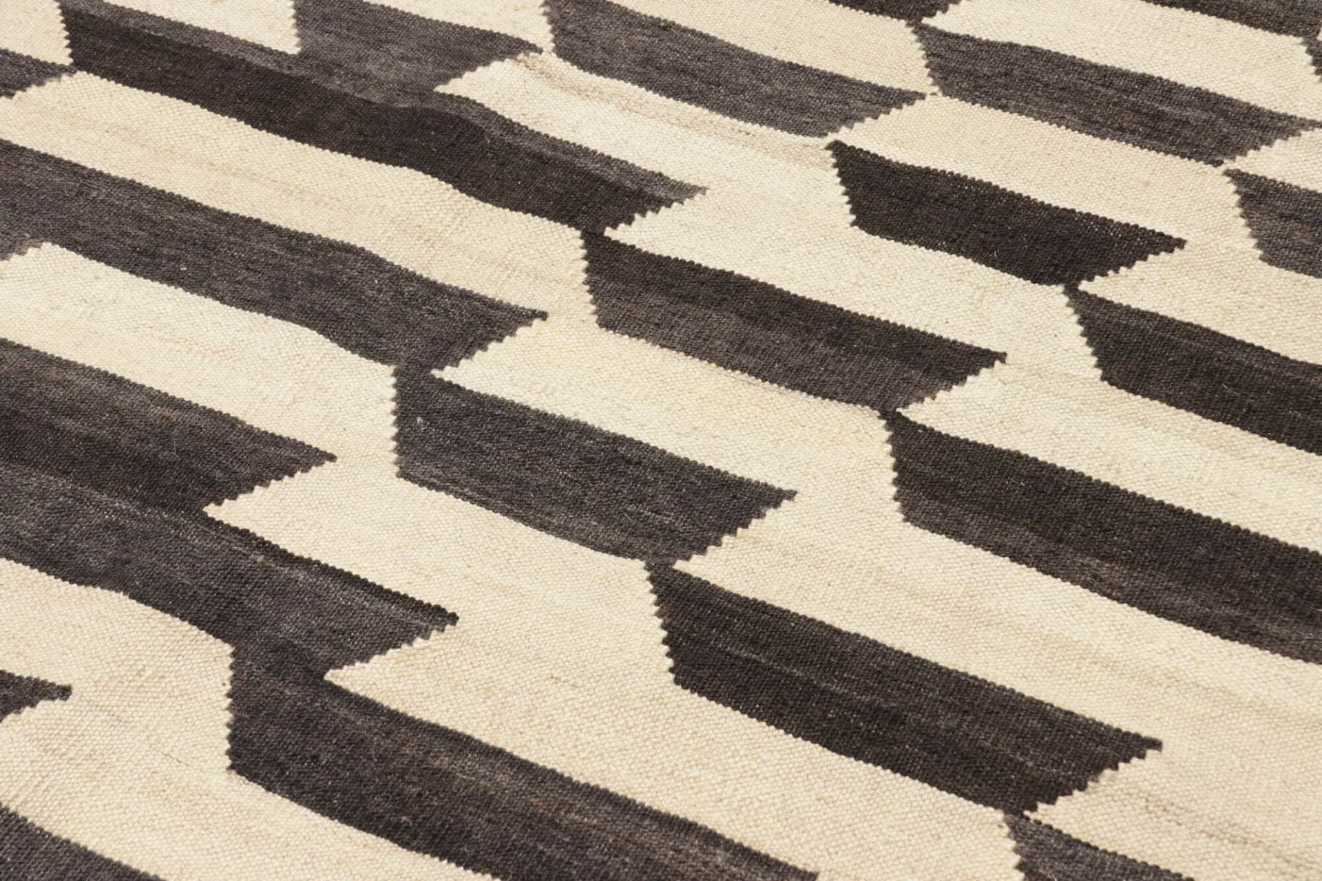 Hand-Woven Wool Kilim Persian Rug, 216 × 305 cm