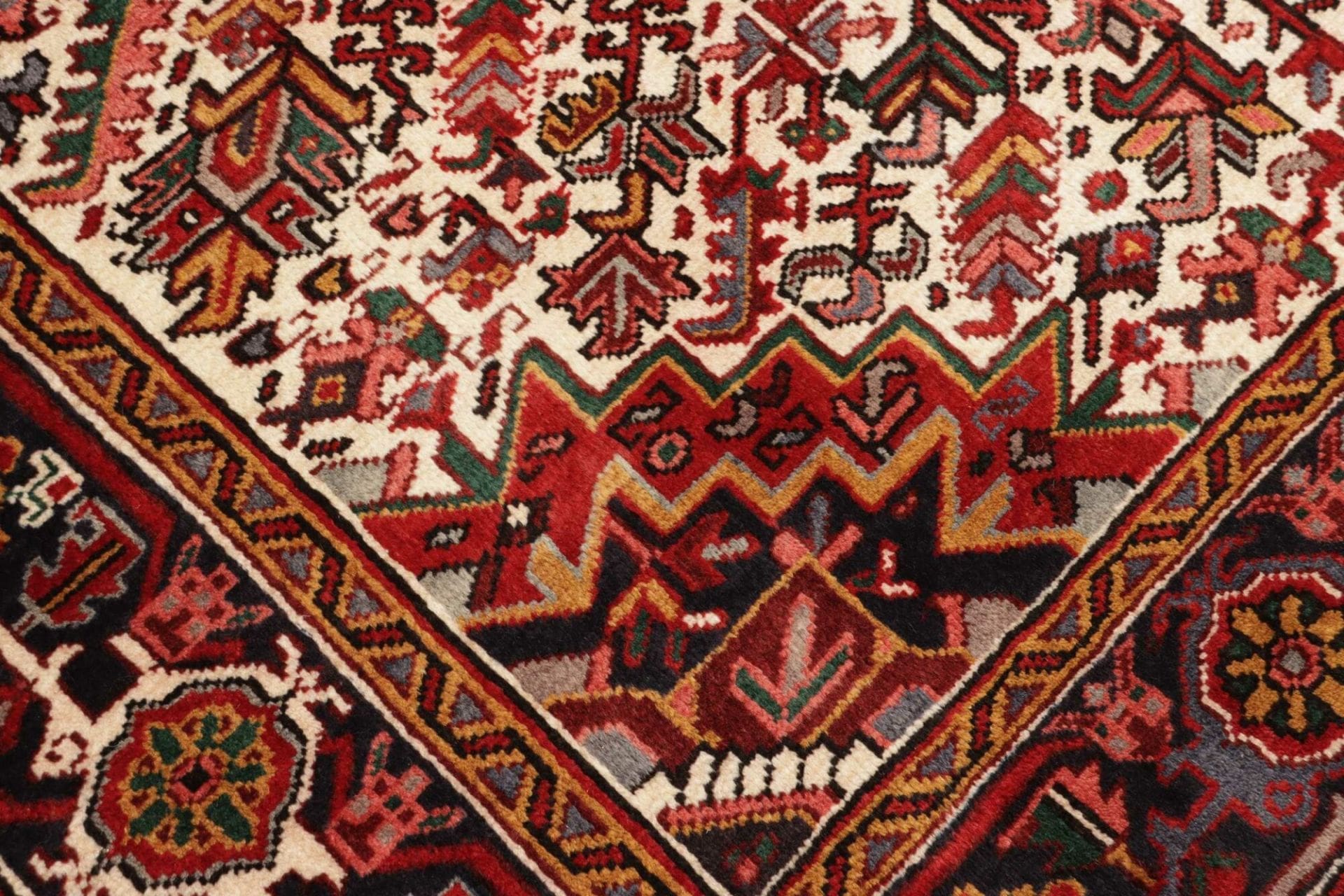 Heriz Persian Rug — hand-knotted, 225 × 311 cm, Wool