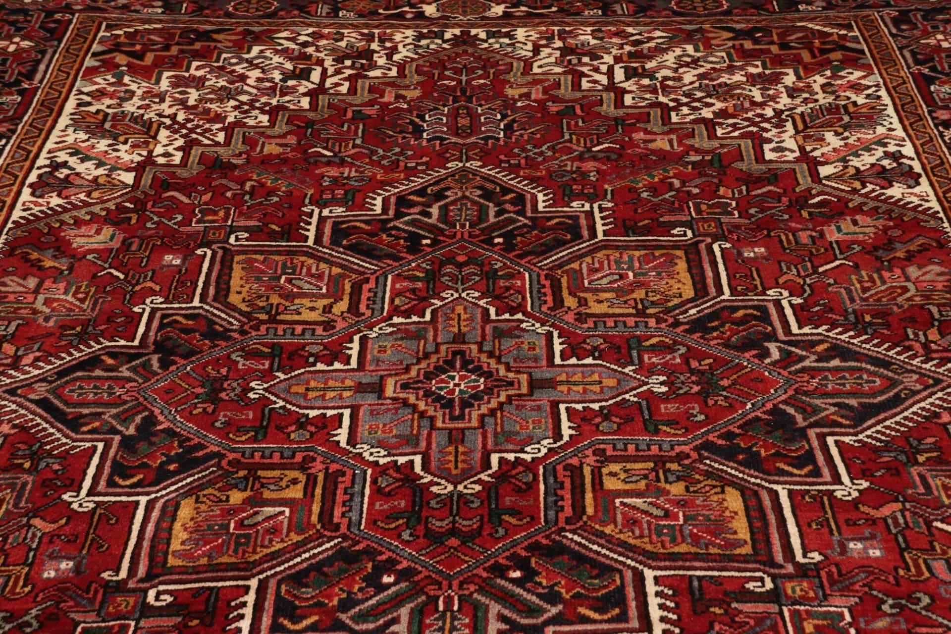 Heriz Persian Rug — hand-knotted, 225 × 311 cm, Wool