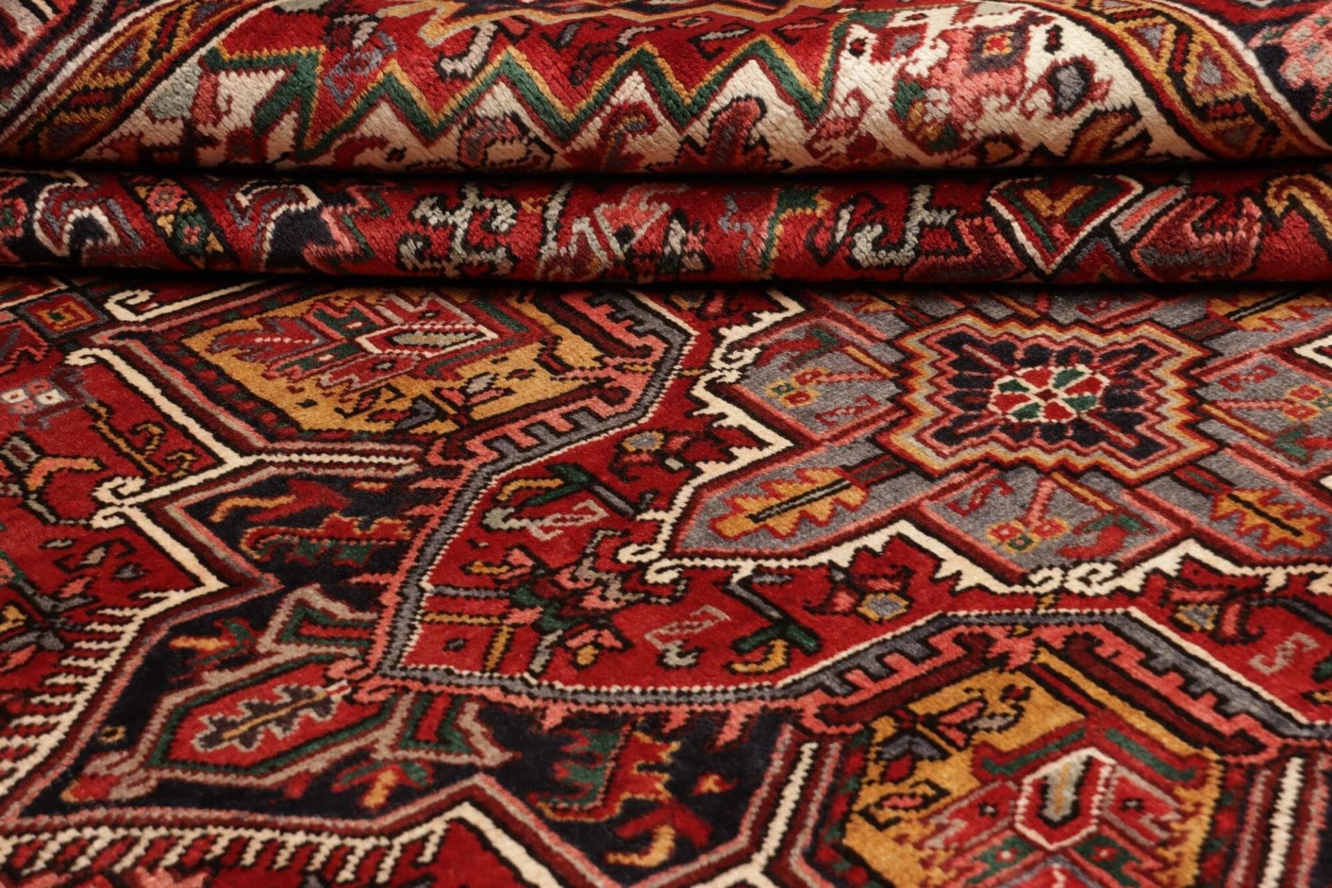 Heriz Persian Rug — hand-knotted, 225 × 311 cm, Wool