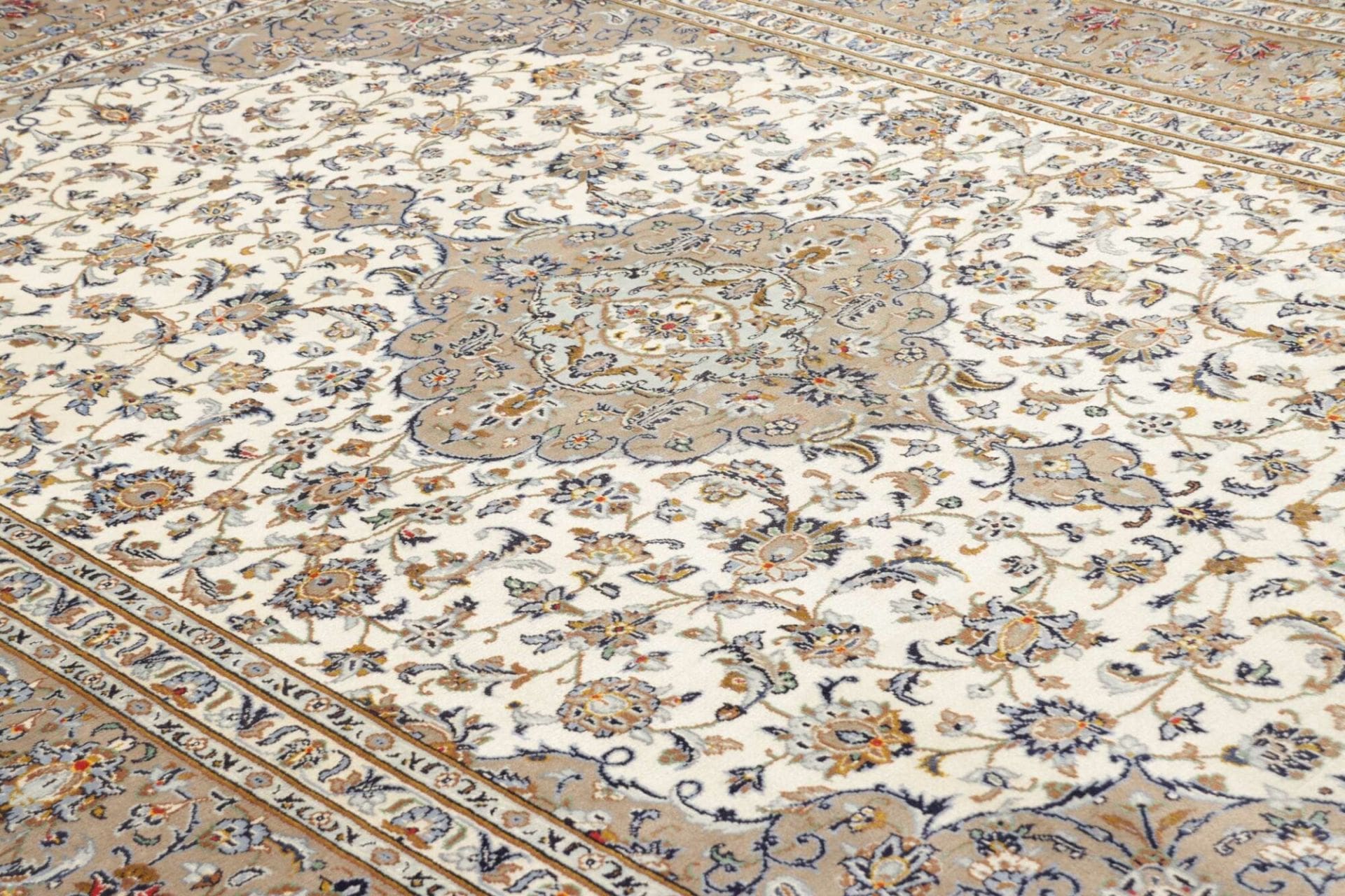 Hand-Knotted Wool Kashan Persian Rug, 210 × 300 cm