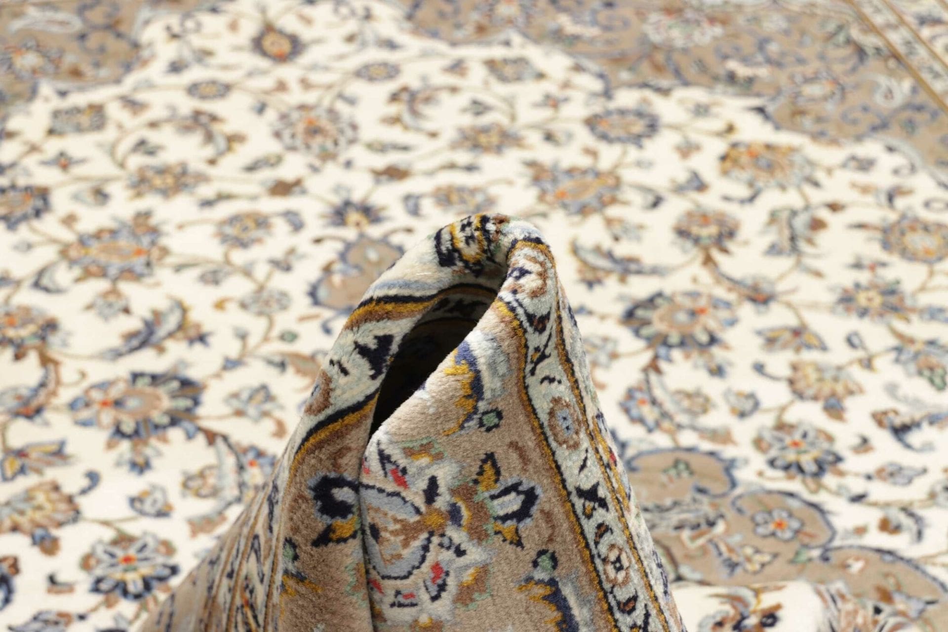 Hand-Knotted Wool Kashan Persian Rug, 210 × 300 cm