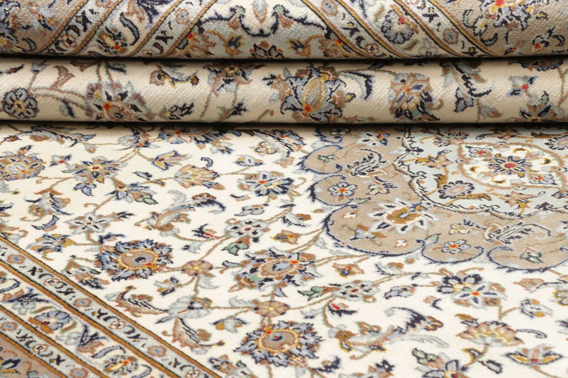 Hand-Knotted Wool Kashan Persian Rug, 210 × 300 cm