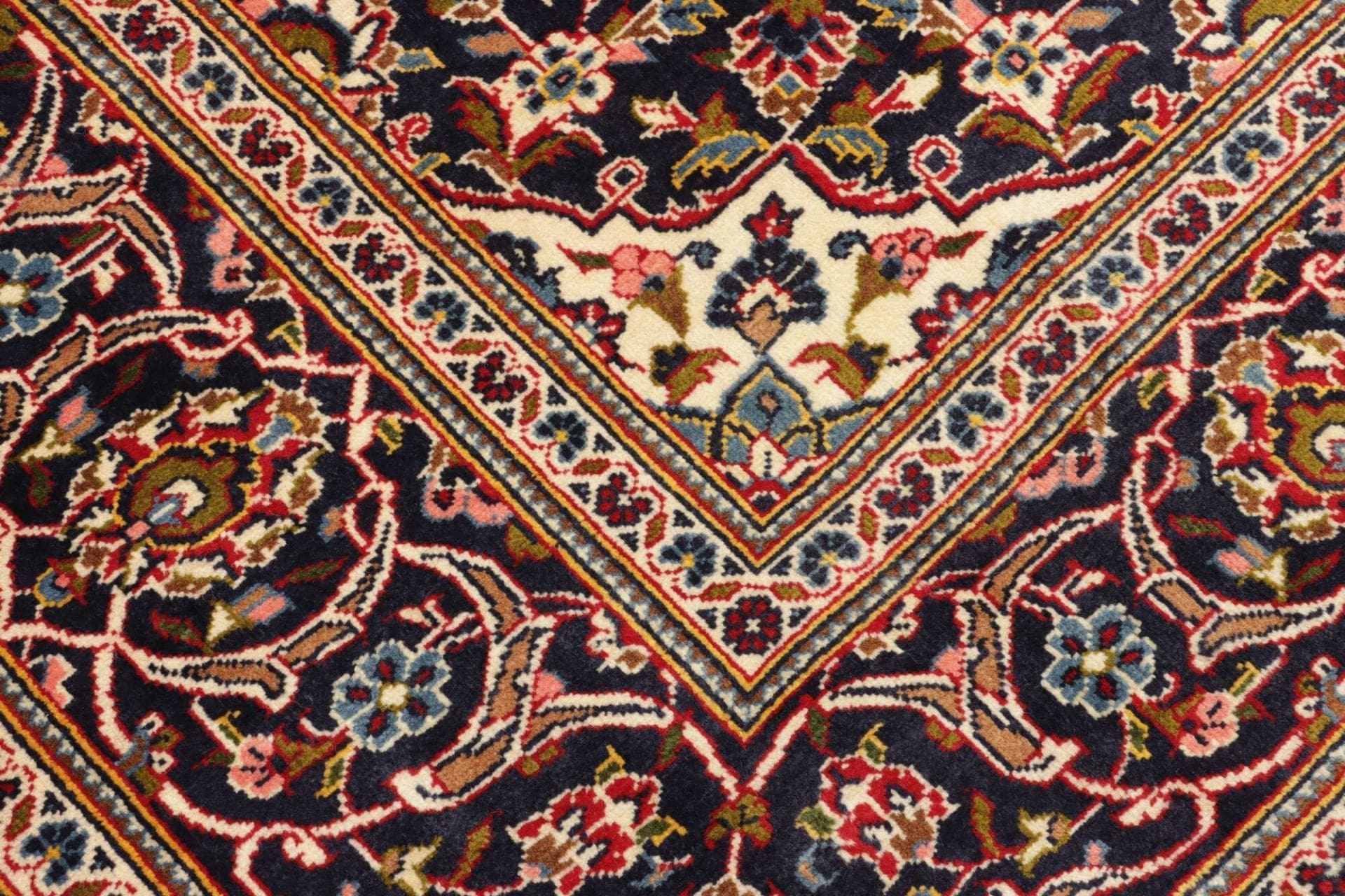 Hand-Knotted Wool Kashan Persian Rug, 208 × 304 cm
