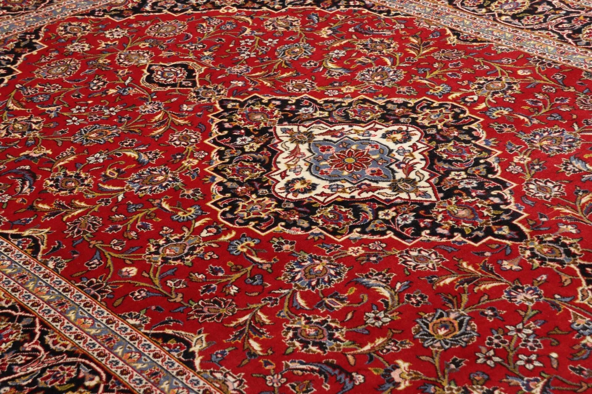 Hand-Knotted Wool Kashan Persian Rug, 203 × 305 cm