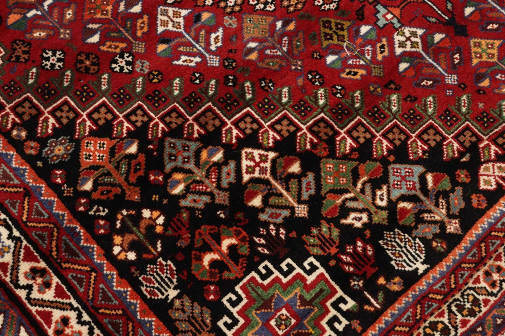 Hand-Knotted Wool Shiraz Persian Rug, 188 × 280 cm