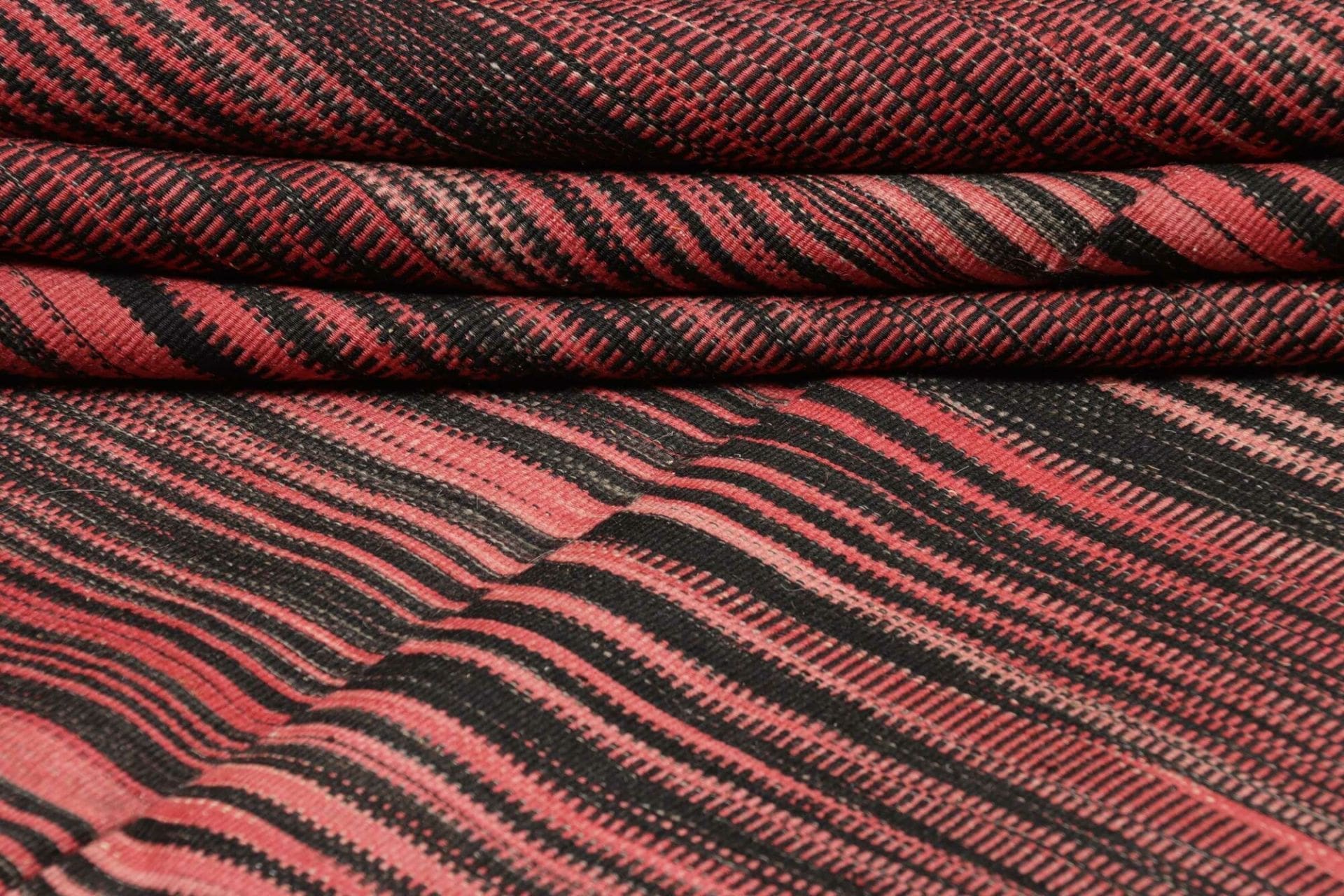 kelim-neo-193-x-291cm-handgewebt-rustikaler-stil-warme-farben-2 Kilim Persian Rug — hand-woven, 193 × 291 cm, Wool