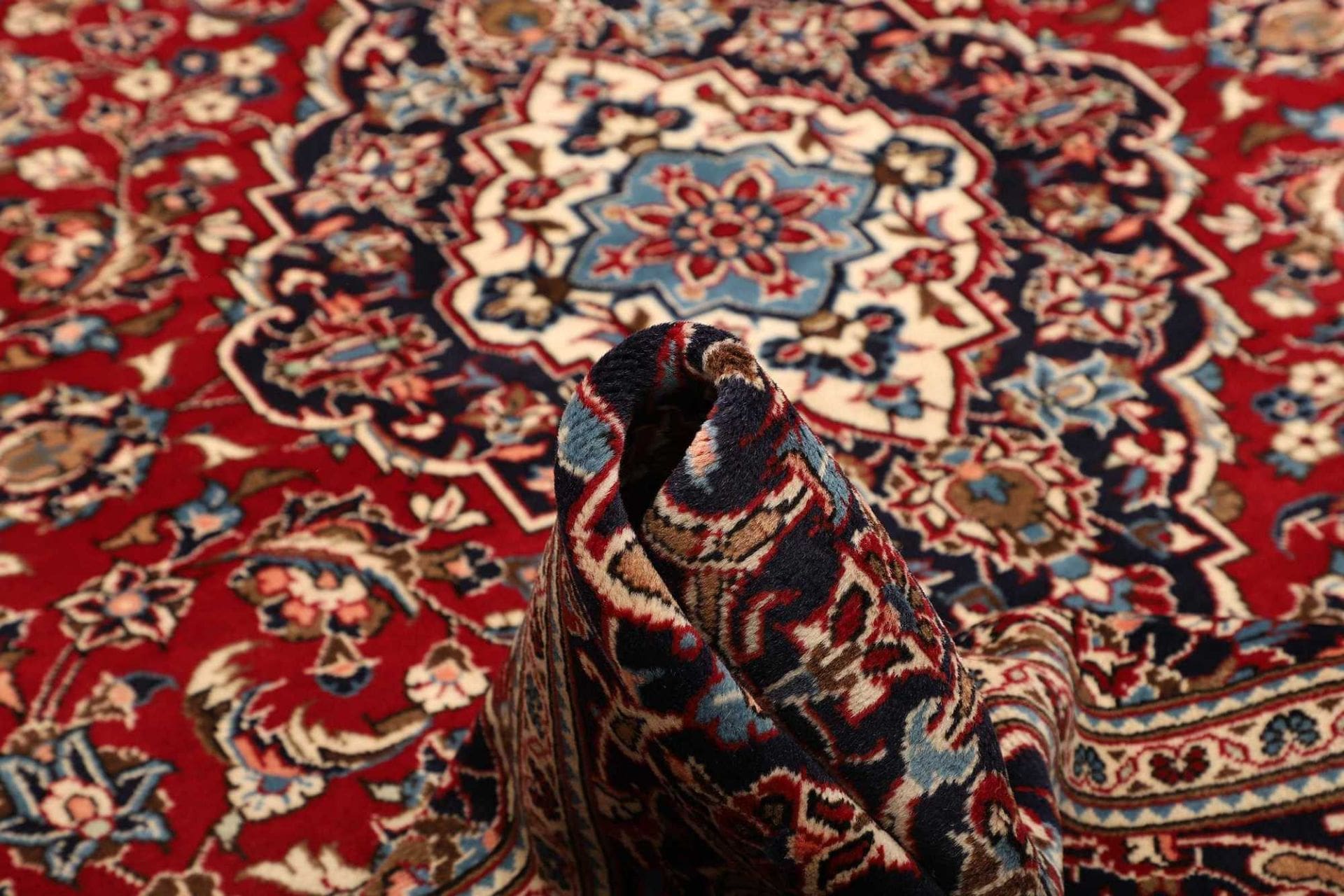 Hand-Knotted Wool Kashan Persian Rug, 203 × 303 cm