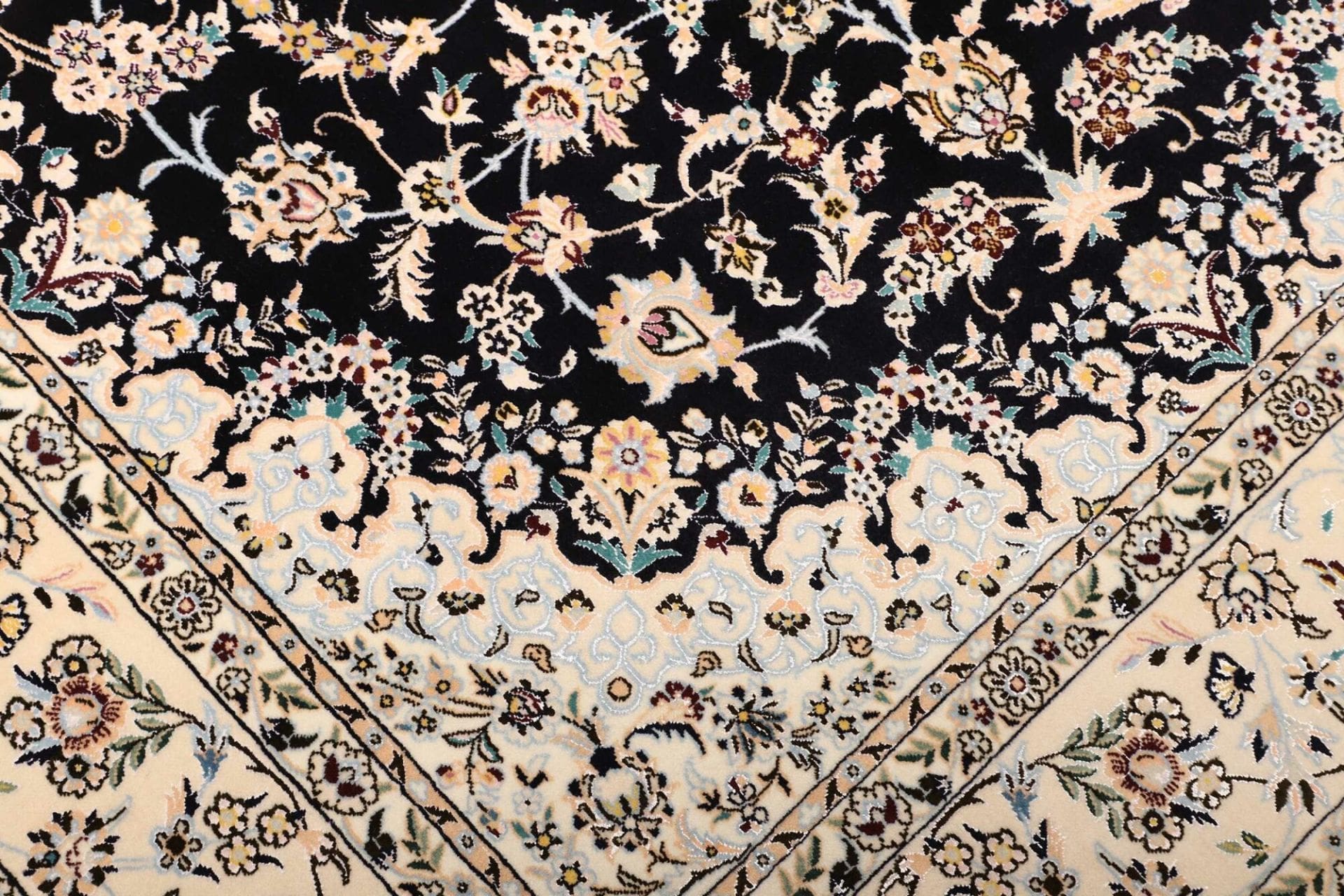 Nain Persian Rug — hand-knotted, 165 × 246 cm, Wool