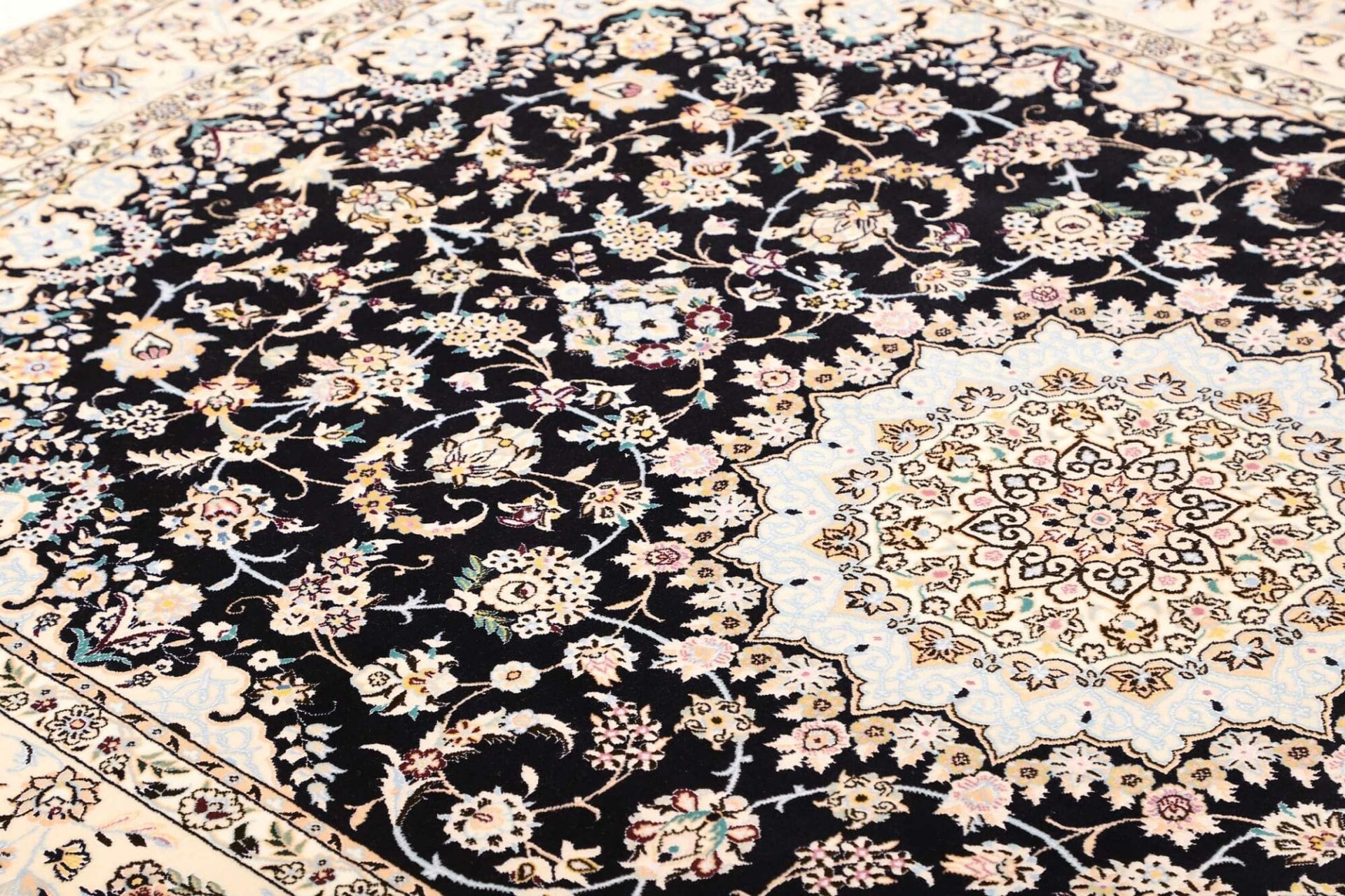 Nain Persian Rug — hand-knotted, 165 × 246 cm, Wool
