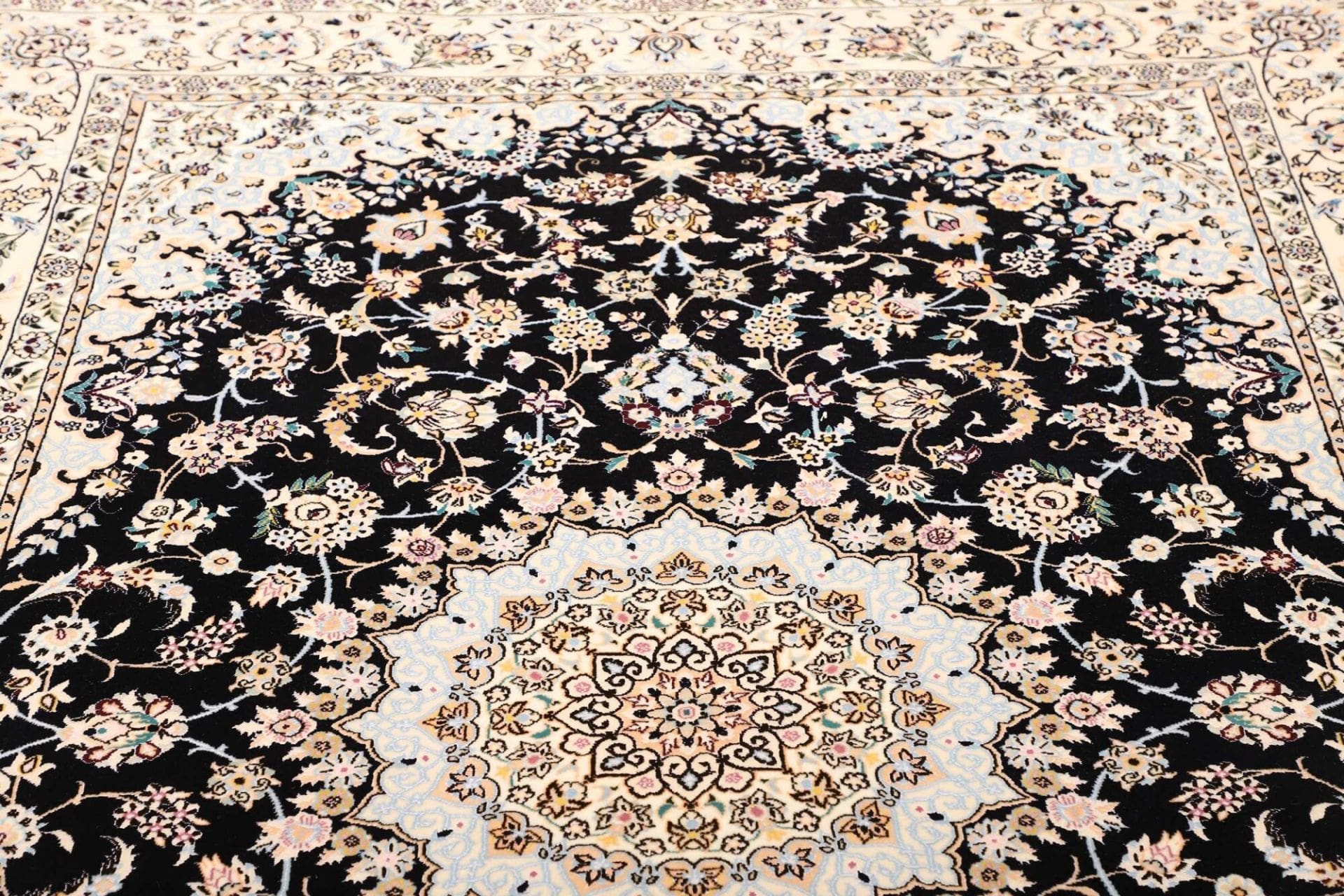 Nain Persian Rug — hand-knotted, 165 × 246 cm, Wool