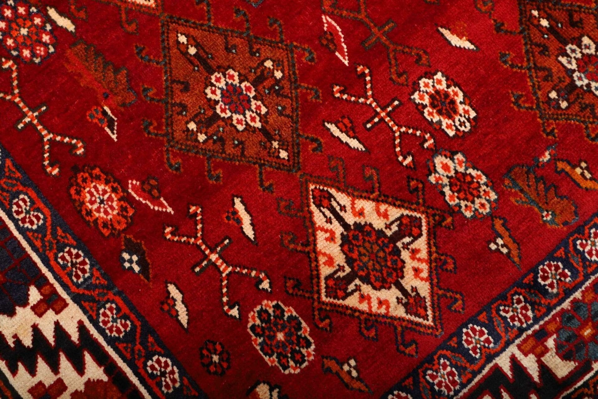 Hand-Knotted Wool Shiraz Persian Rug, 161 × 258 cm