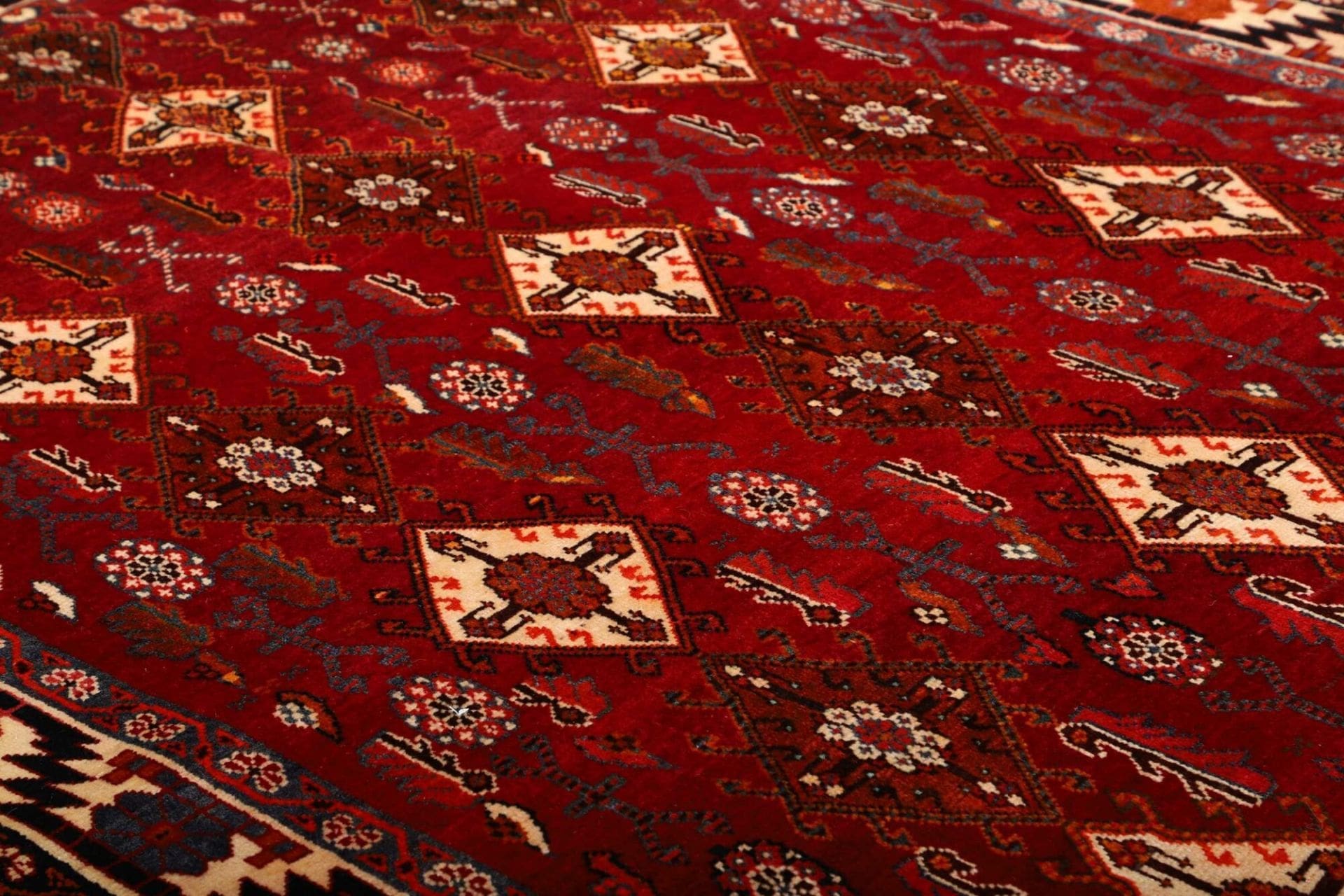 Hand-Knotted Wool Shiraz Persian Rug, 161 × 258 cm