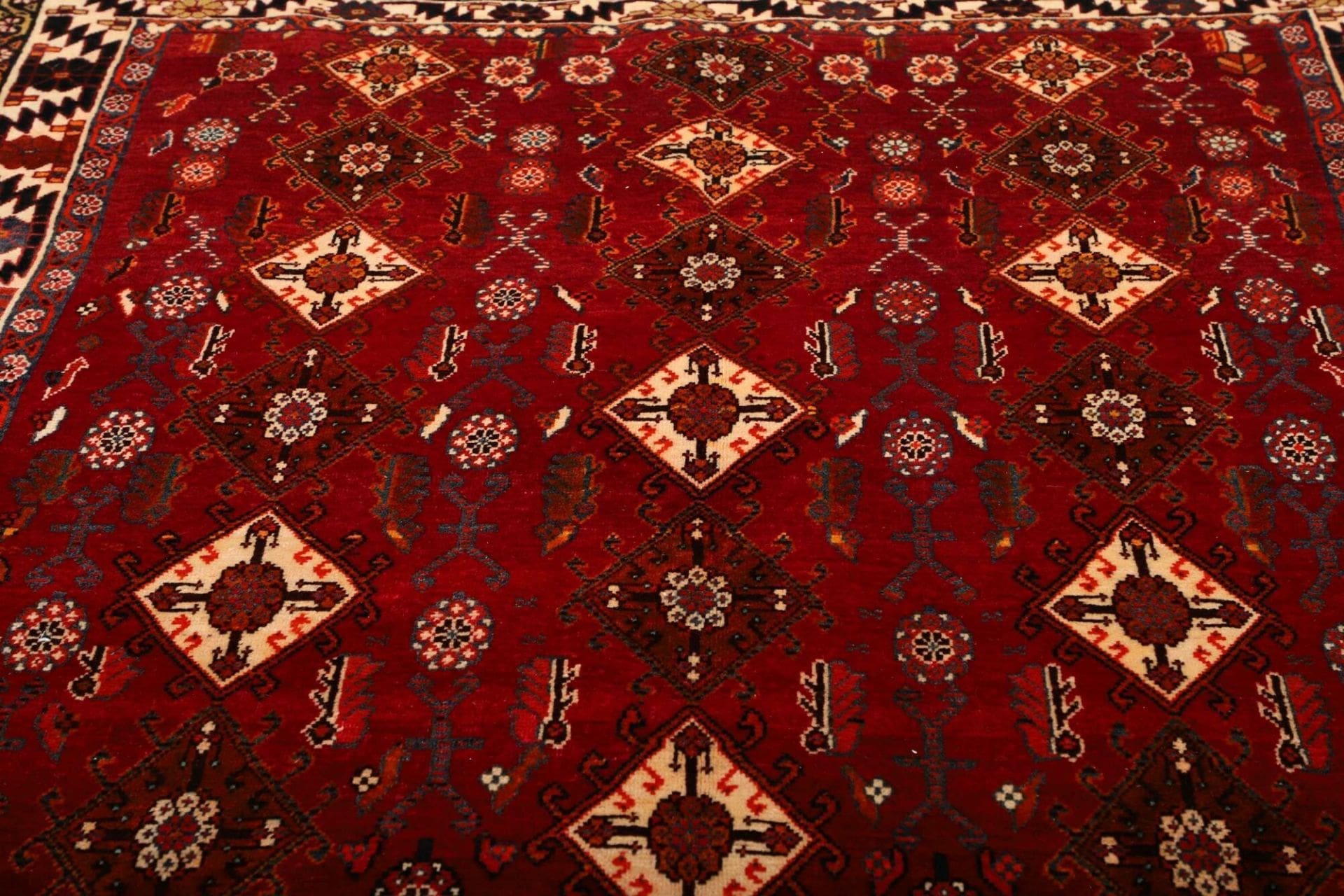 Hand-Knotted Wool Shiraz Persian Rug, 161 × 258 cm