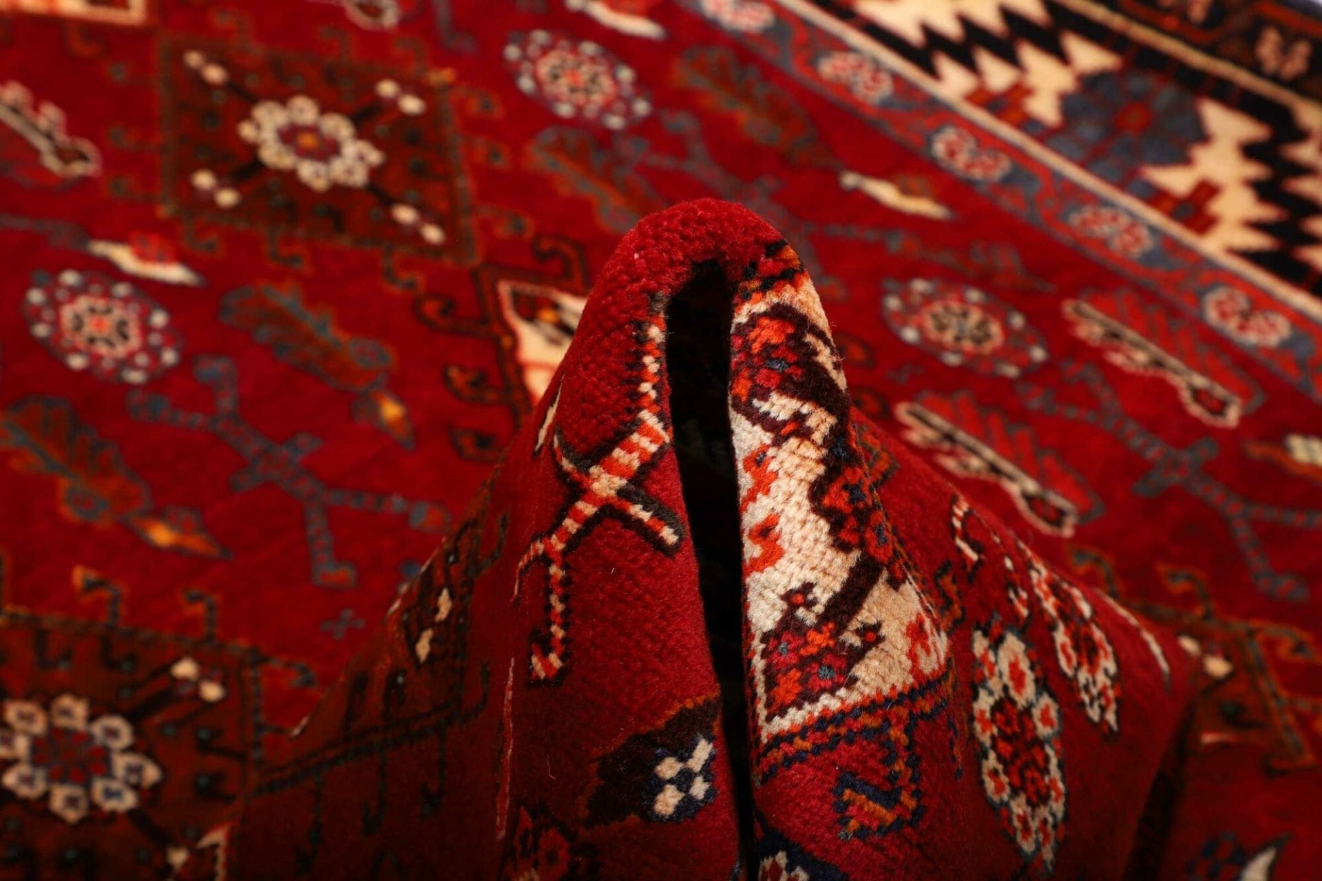 Hand-Knotted Wool Shiraz Persian Rug, 161 × 258 cm