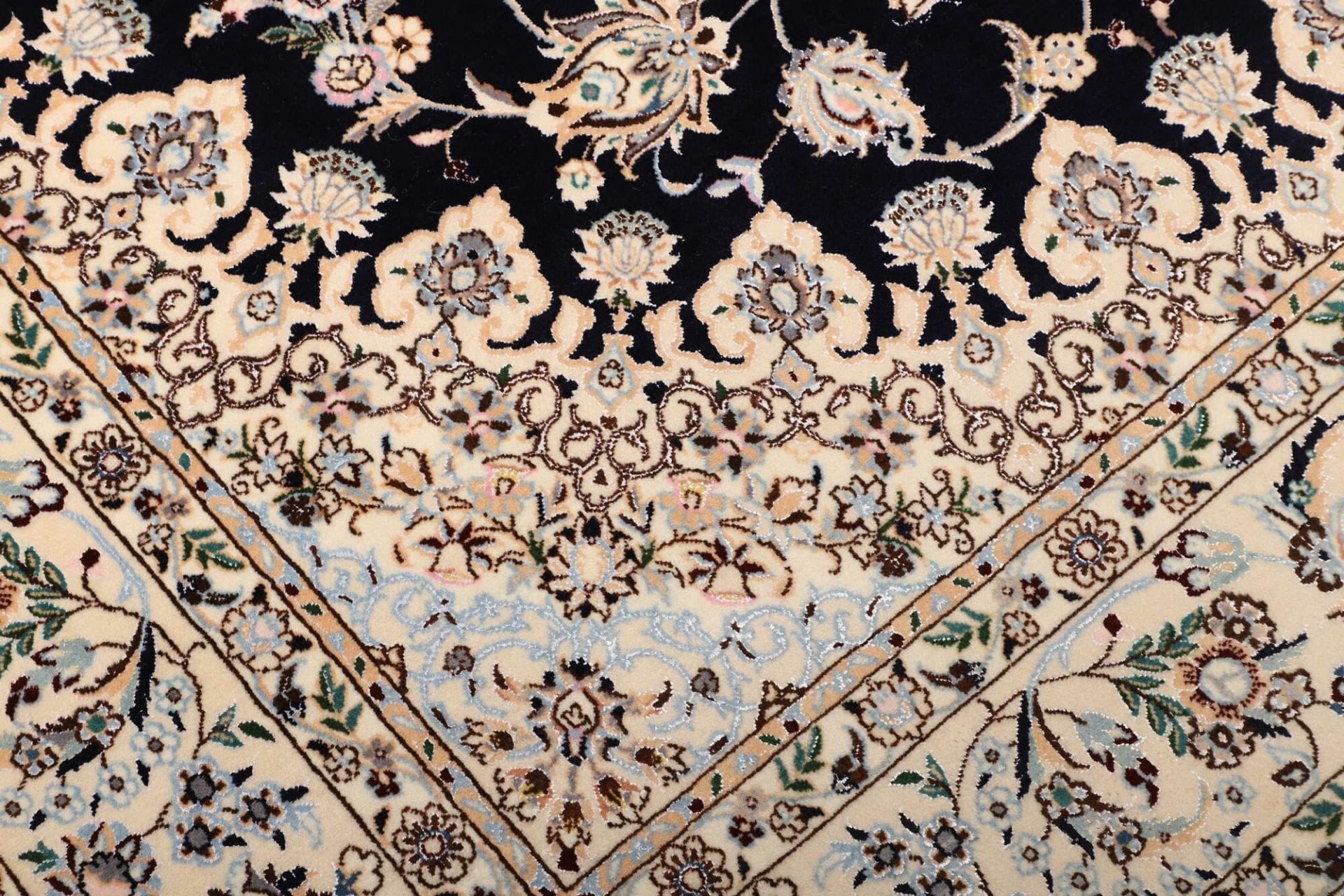 Nain Persian Rug — hand-knotted, 161 × 231 cm, Wool