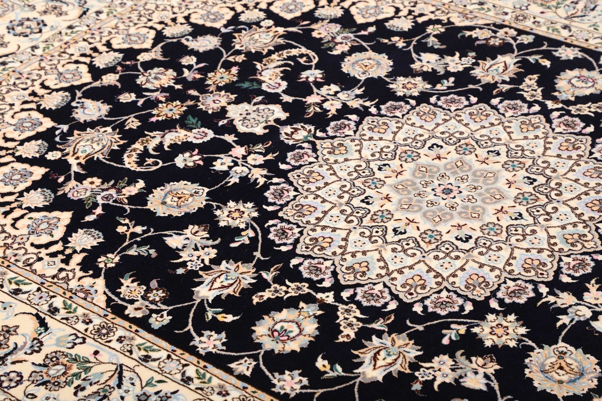 Nain Persian Rug — hand-knotted, 161 × 231 cm, Wool