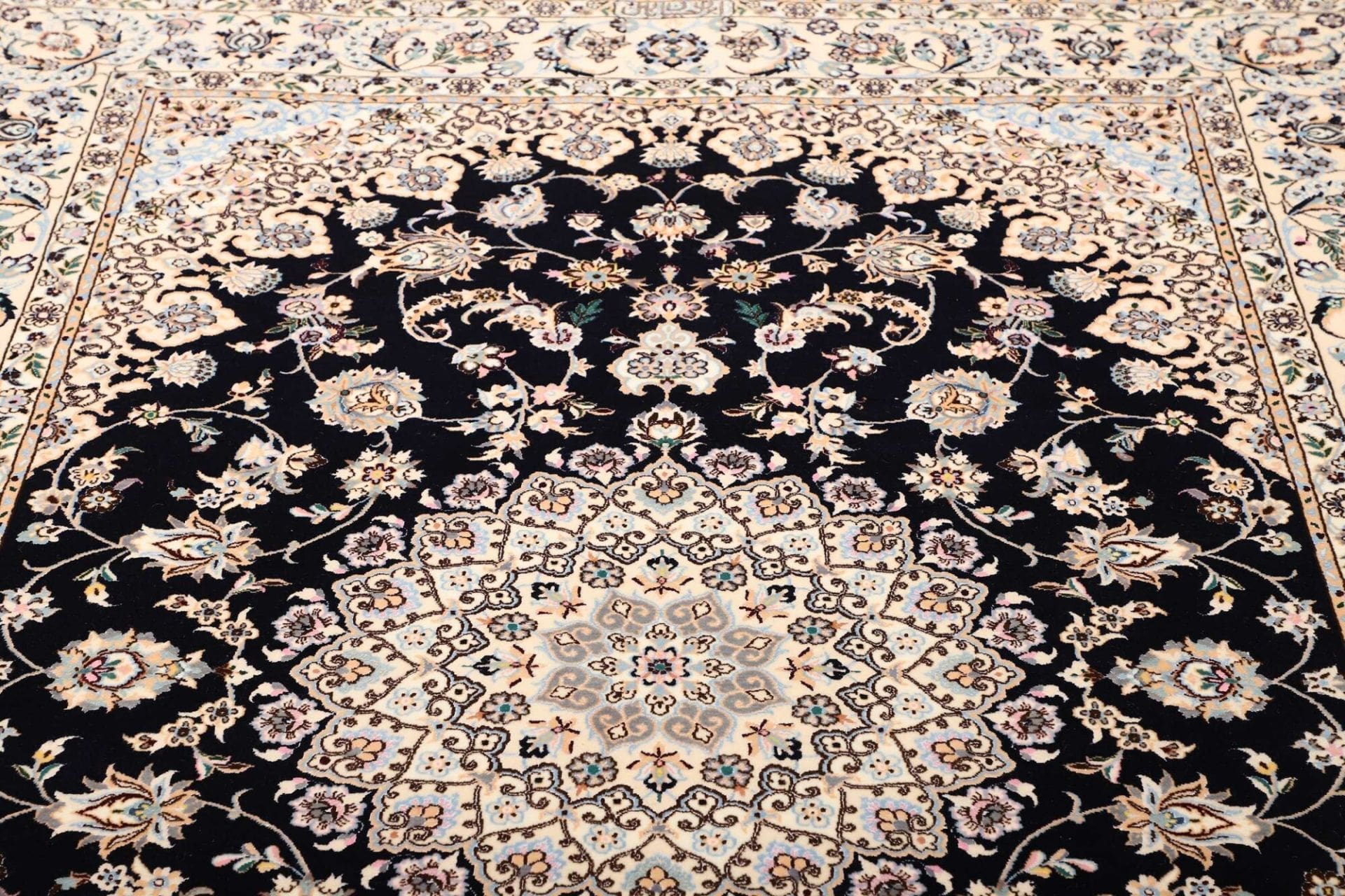 Nain Persian Rug — hand-knotted, 161 × 231 cm, Wool